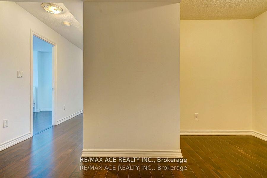 3 Bedrooms Condo at 386 Yonge, Toronto For sale