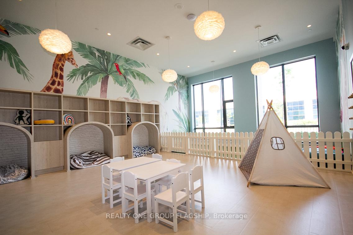 2 Bedrooms Condo at 38 Honeycrisp, Vaughan For sale