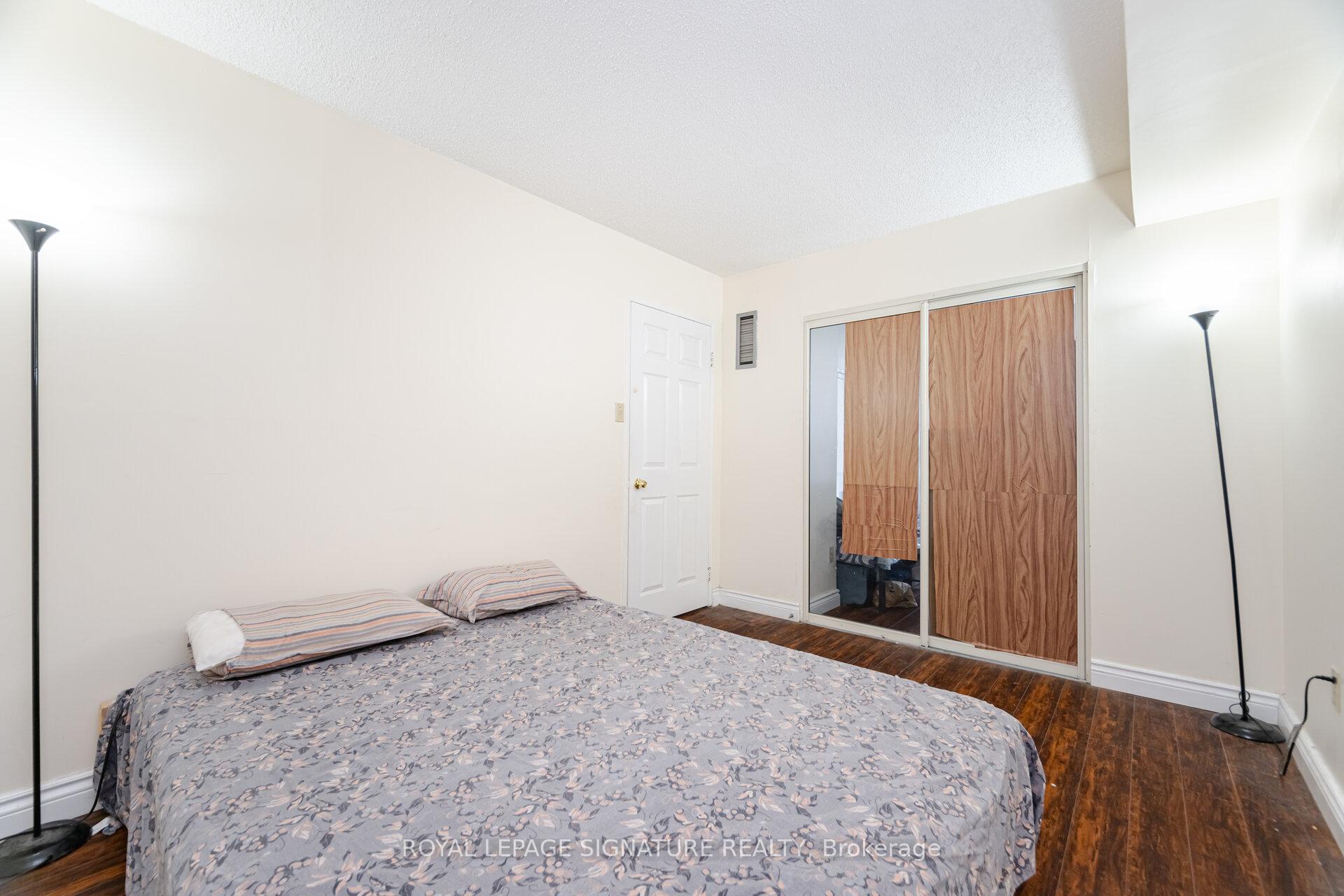 3 Bedrooms Condo at 250 Webb, Mississauga For sale