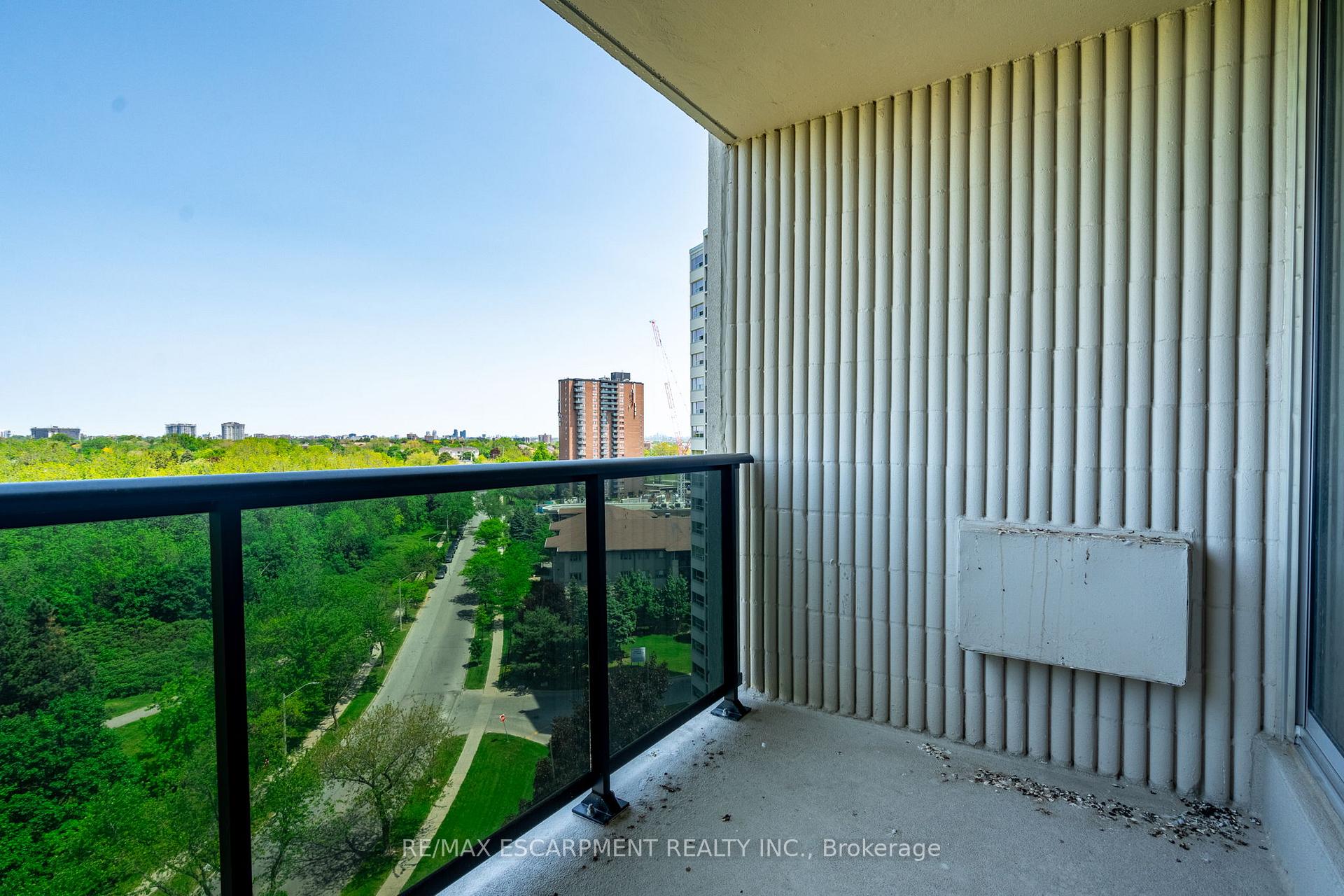 2 Bedrooms Condo at 530 Lolita, Mississauga For sale