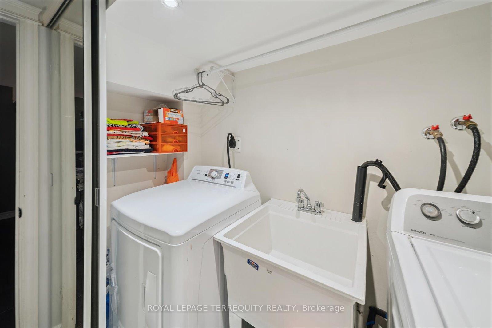 4 Bedrooms Condo at 1825 Hyde Mill, Mississauga For sale