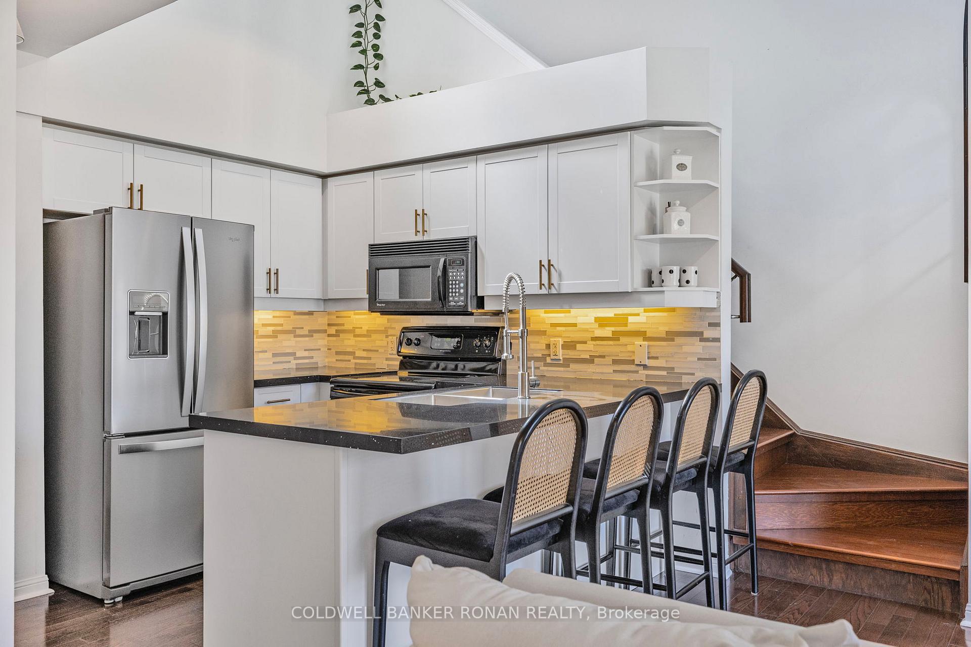 3 Bedrooms Condo at 600 Shoreline, Mississauga For sale