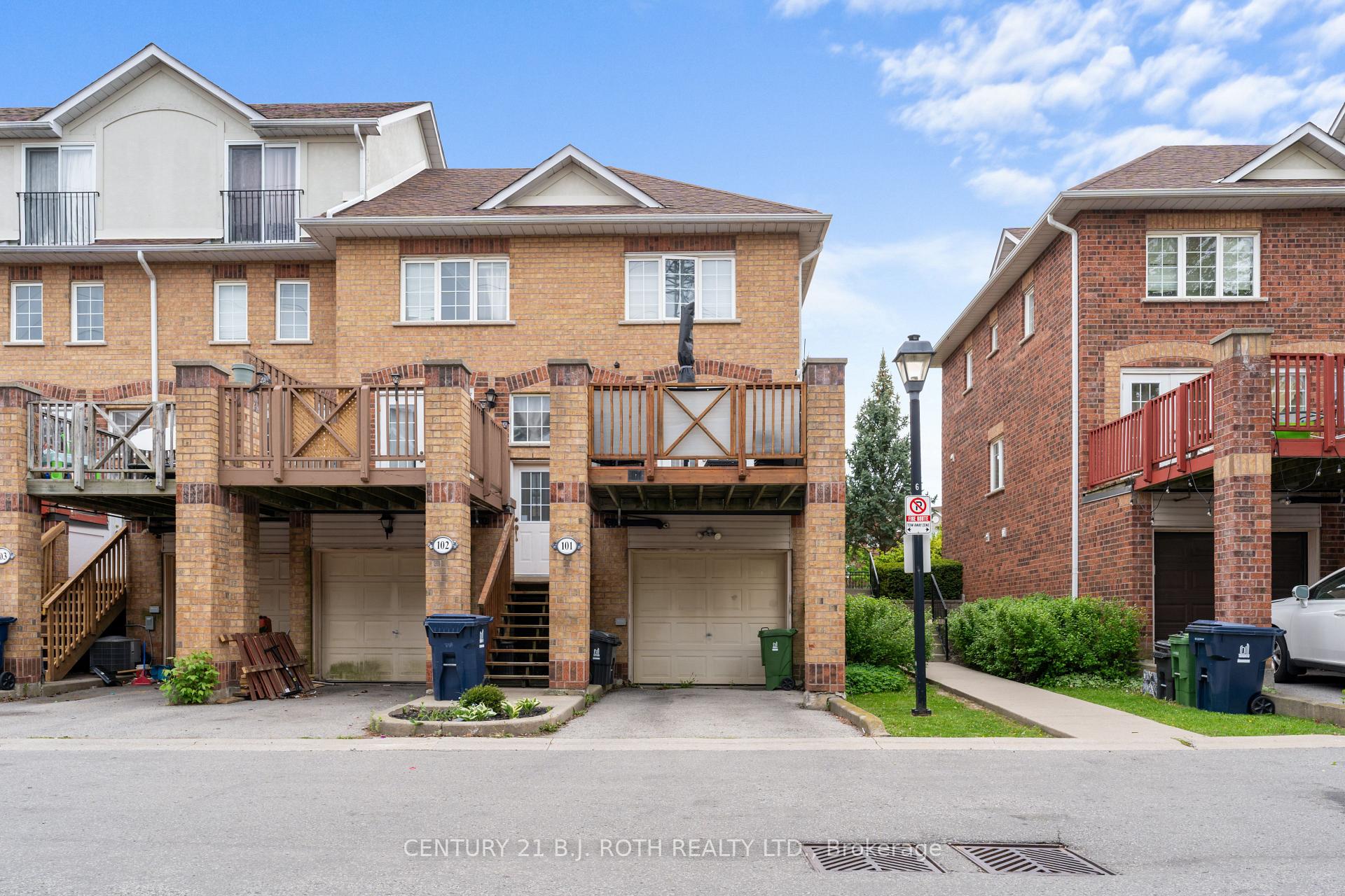 2 Bedrooms Condo at 2 Hedge End, Toronto For sale