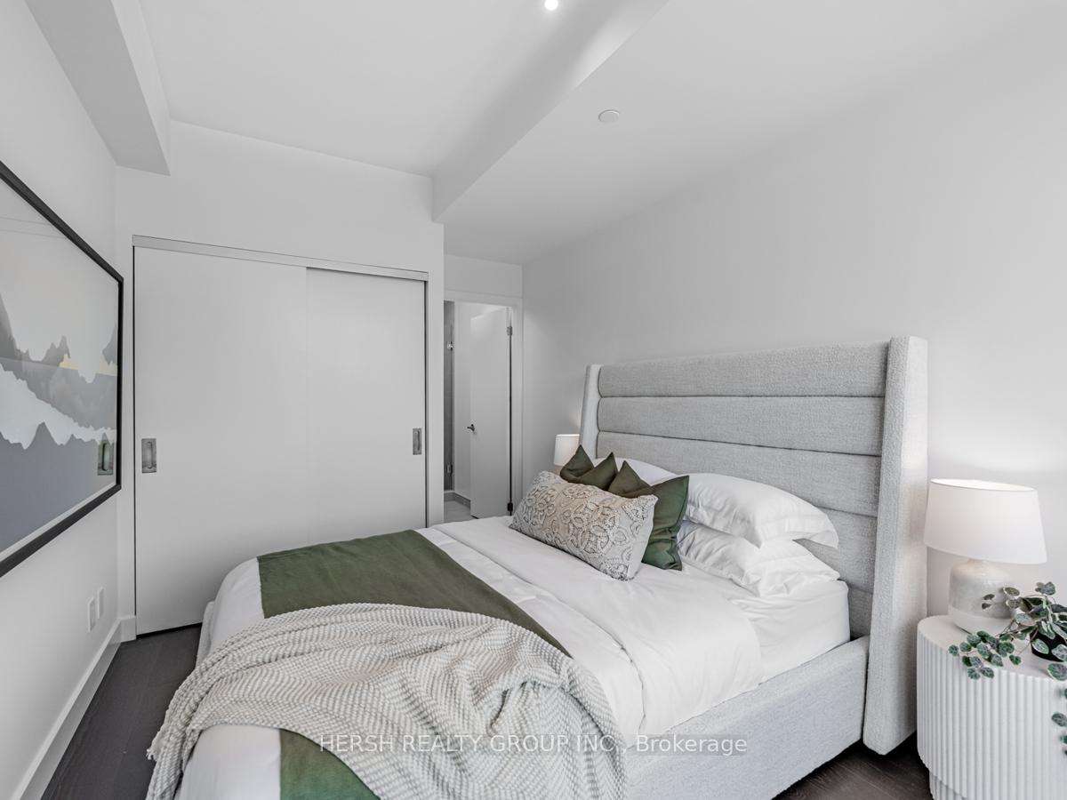 2 Bedrooms Condo at 160 Kingsway,  Toronto For sale