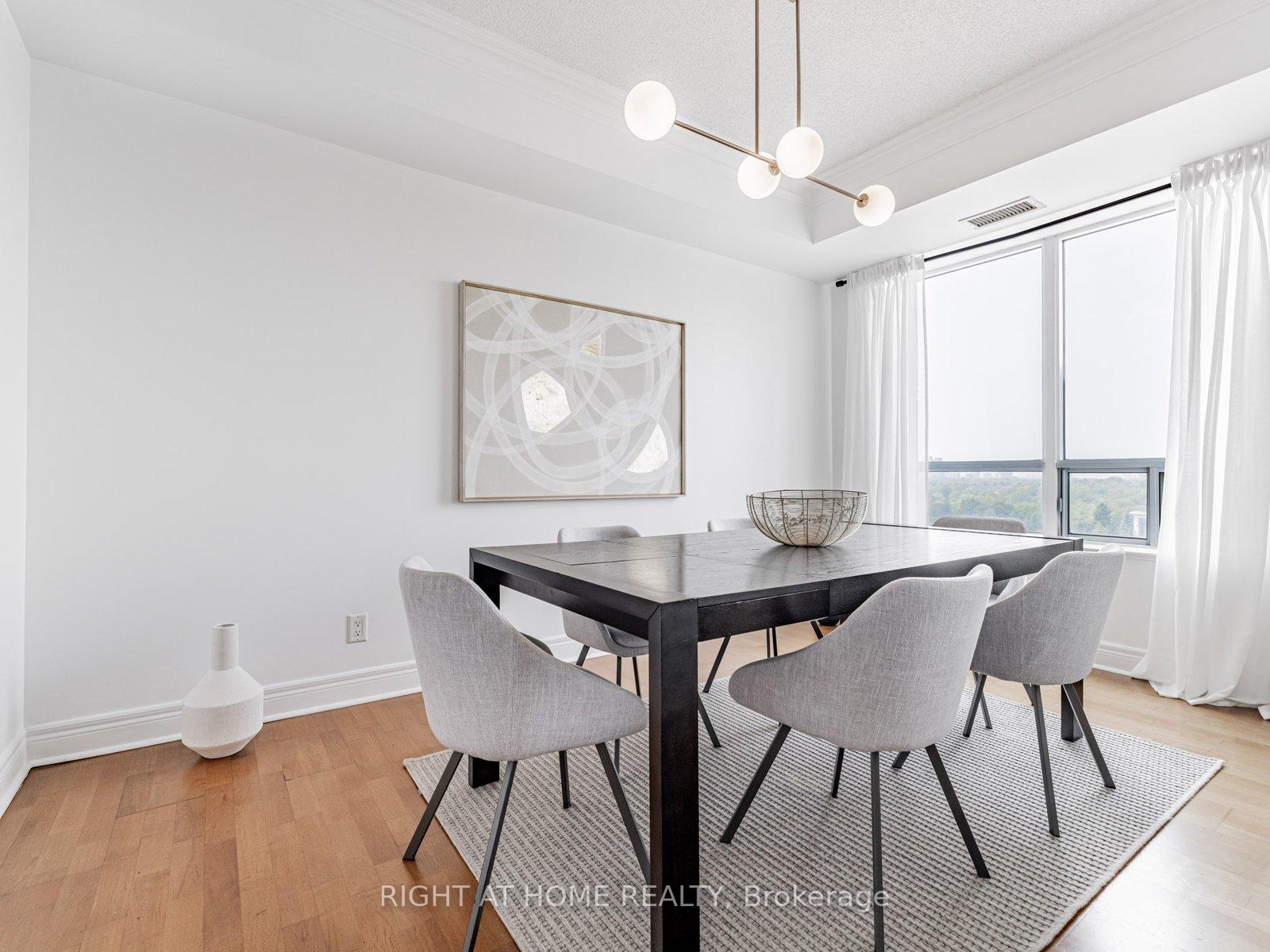 3 Bedrooms Condo at 1 Clairtrell, Toronto For sale