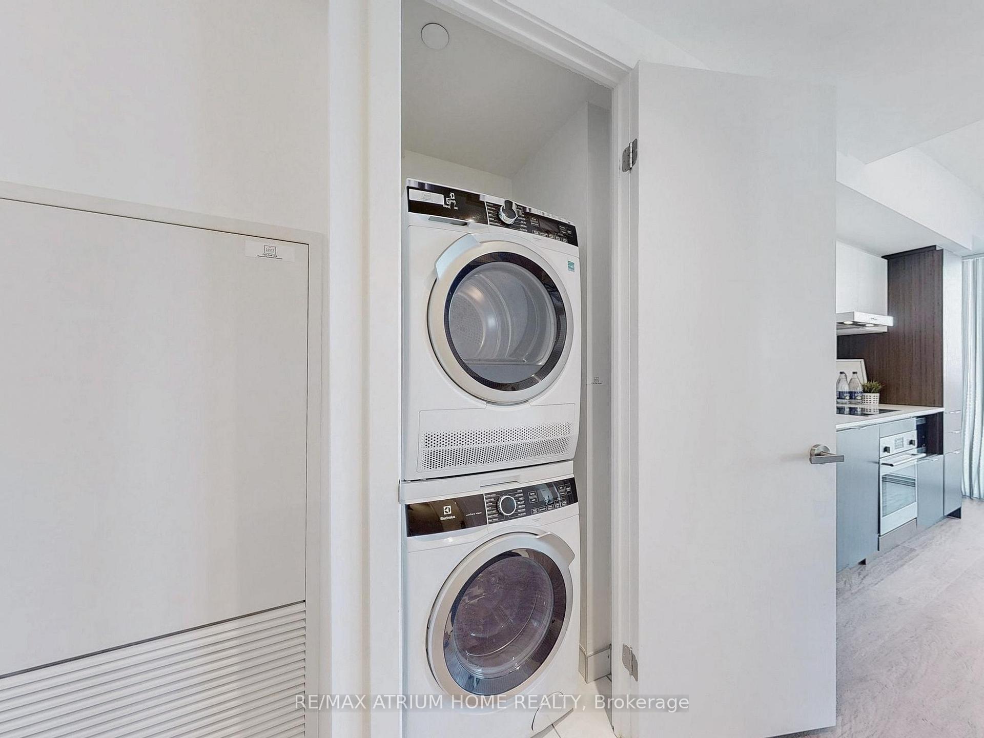 2 Bedrooms Condo at 55 Cooper, Toronto For sale