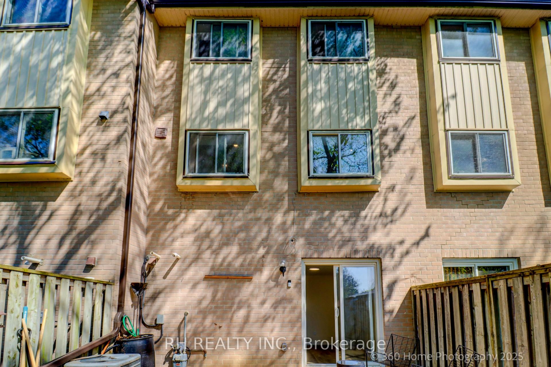 4 Bedrooms Condo at 25 Collinsgrove, Toronto For sale