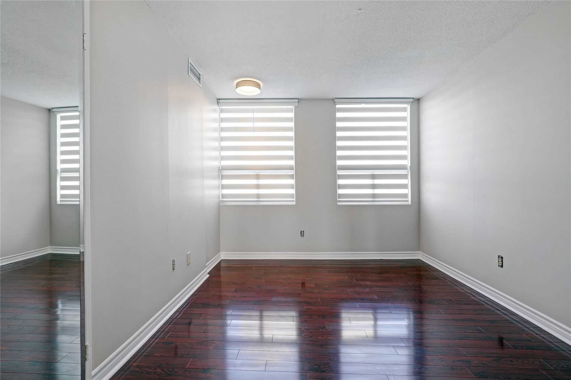 3650 Kaneff Crescent 207