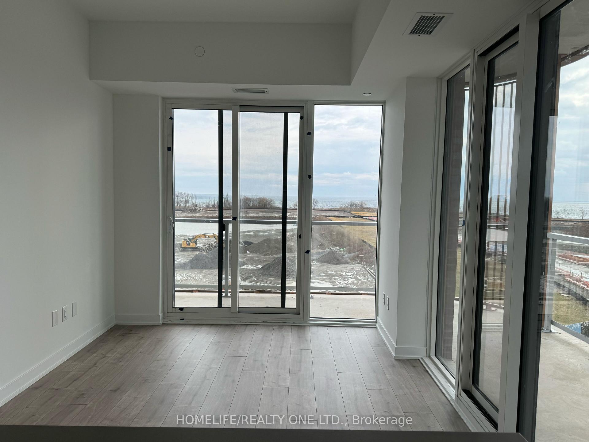 #421 – 220 Missinnihe Way, Mississauga, ON L5H 0A9
