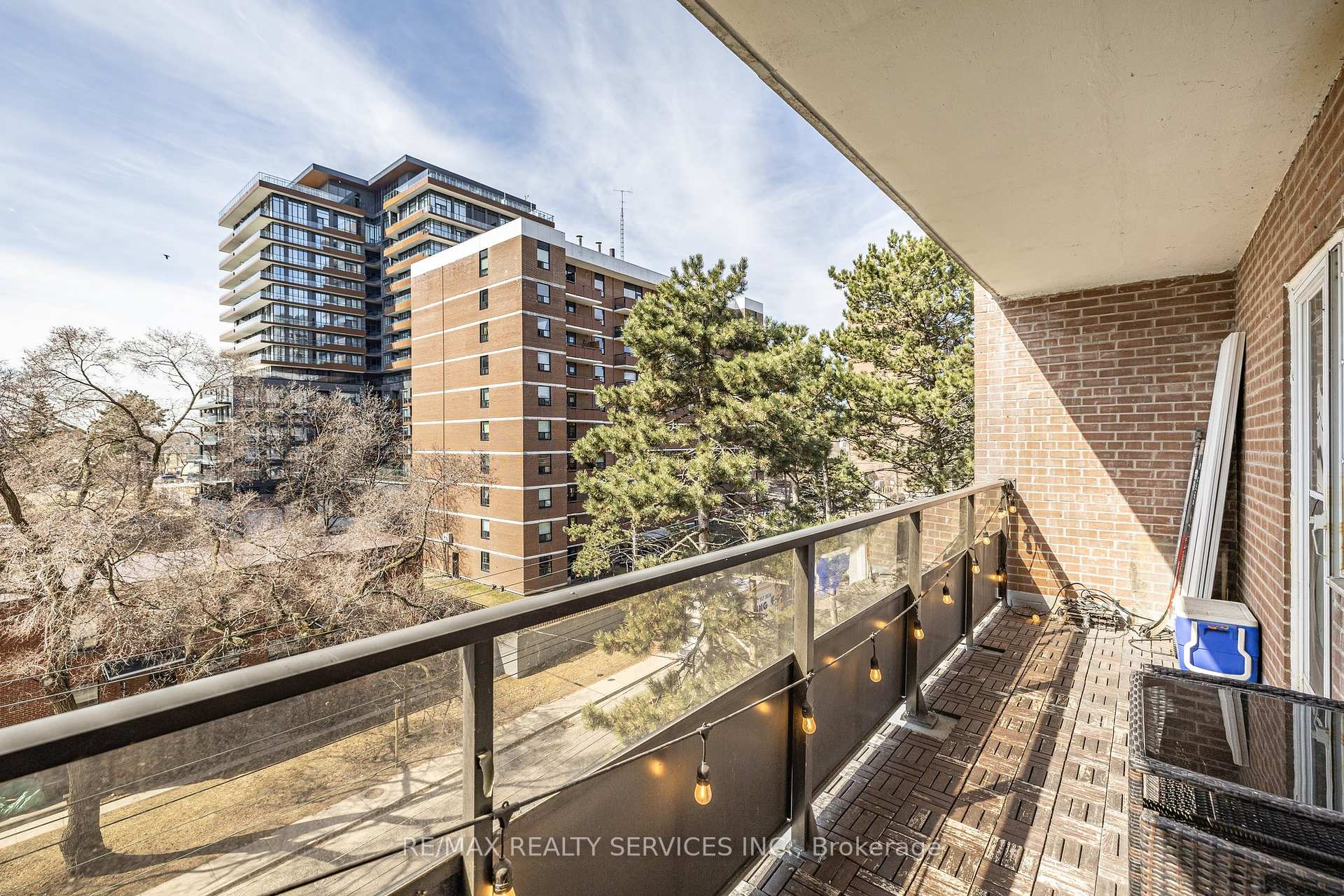 2 Bedrooms Condo at 15 Elizabeth, Mississauga For sale