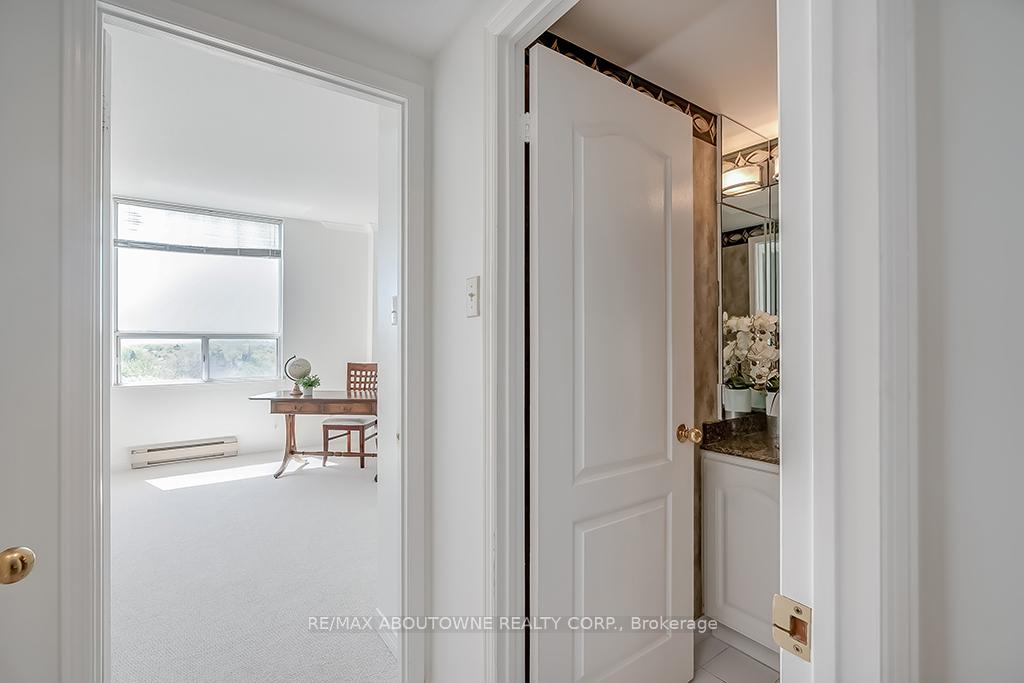 2 Bedrooms Condo at 1903 Pilgrims, Oakville For sale
