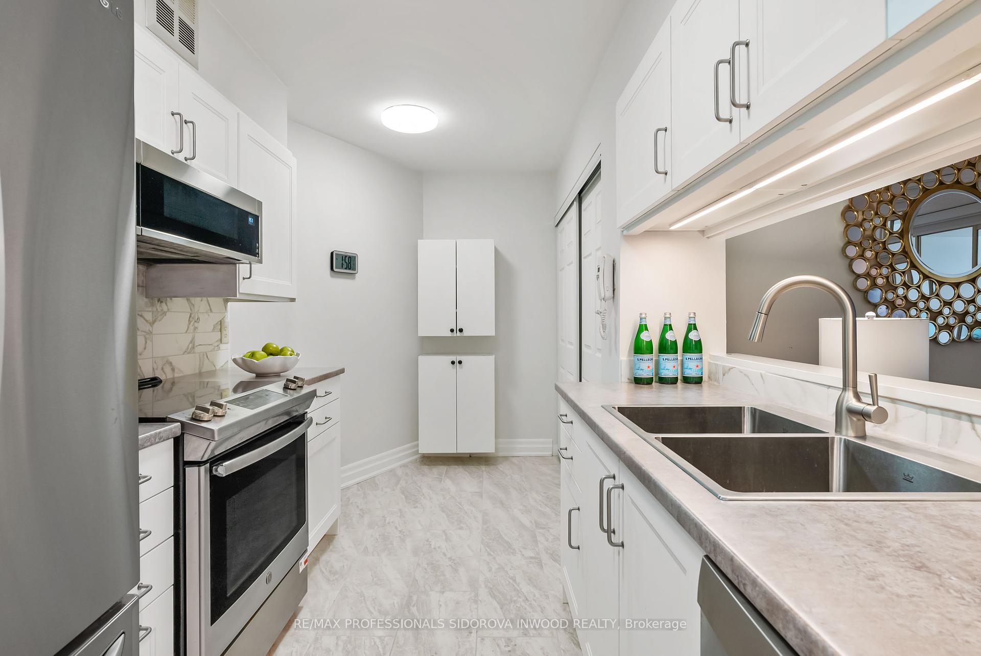 3 Bedrooms Condo at 20 Southport, Toronto For sale