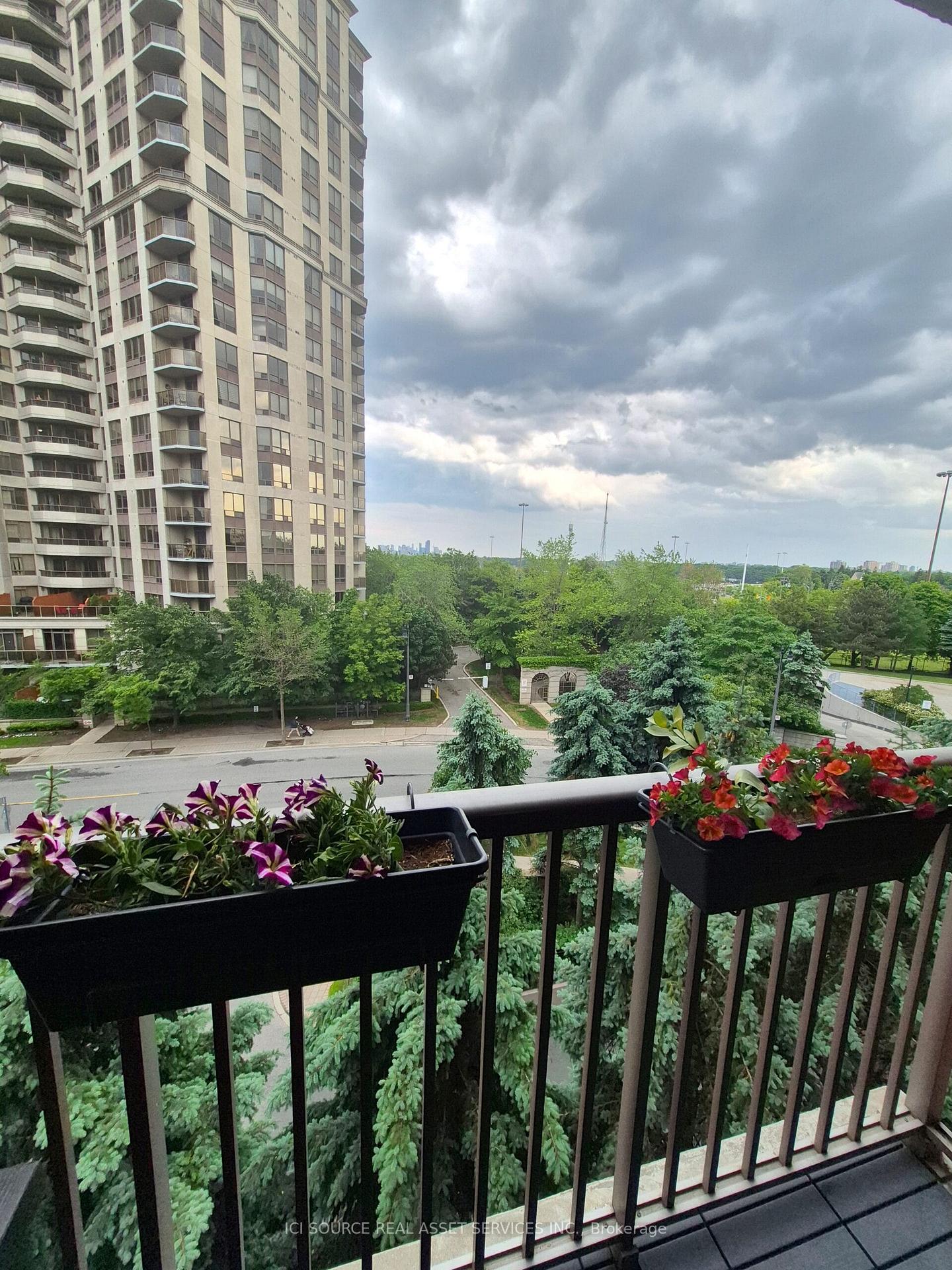 2 Bedrooms Condo at 51 Harrison Garden, Toronto For sale