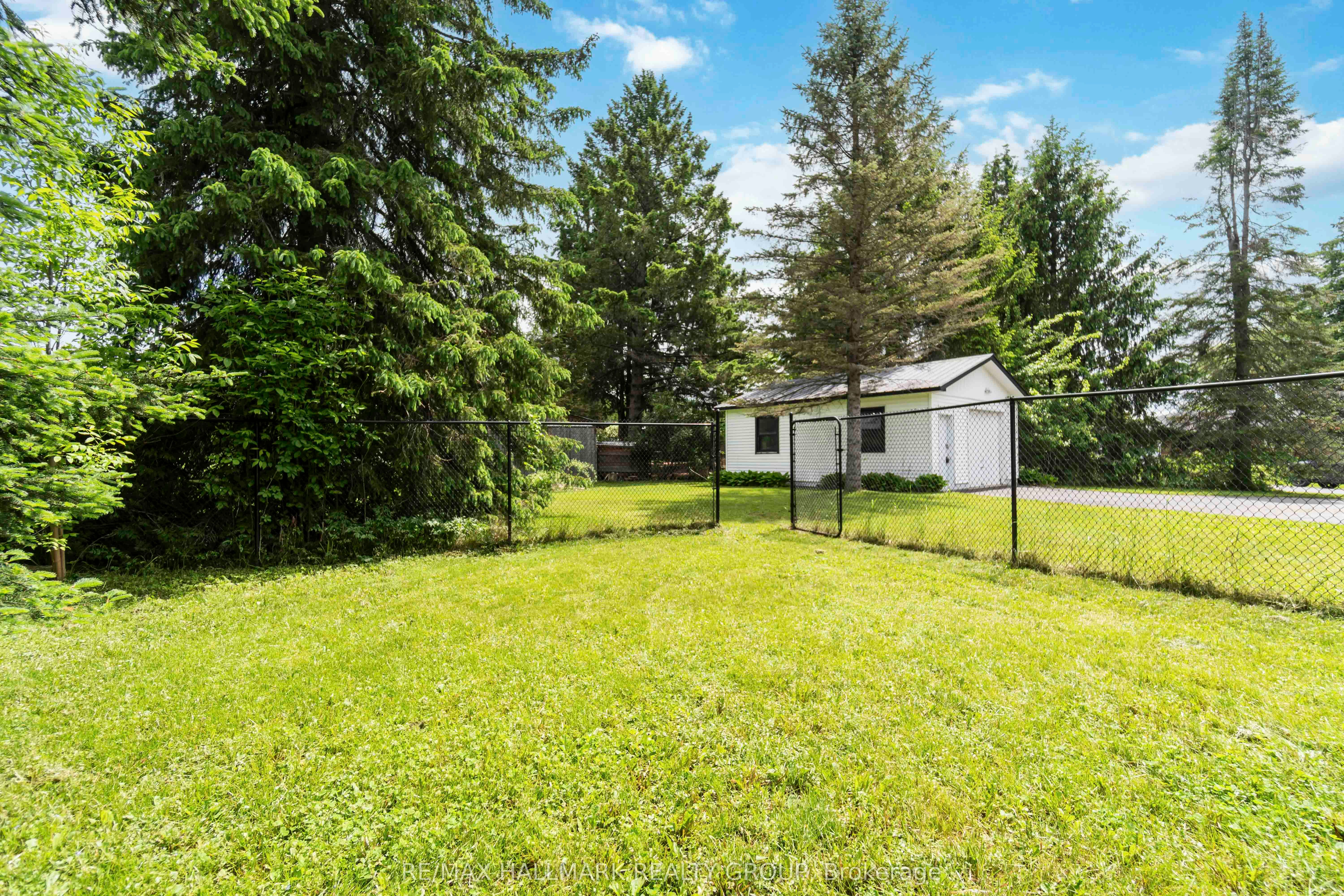689 Front Road W