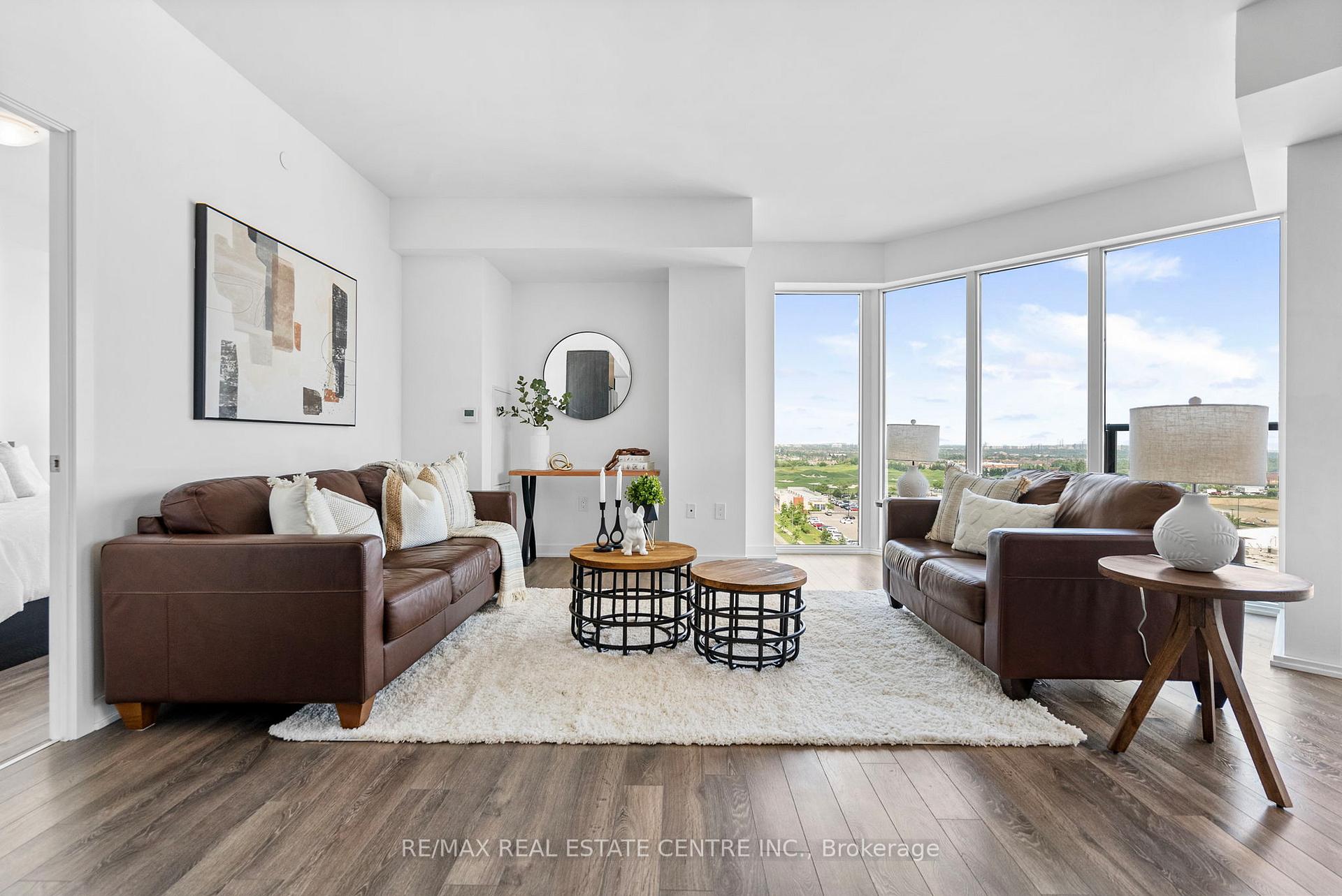 3 Bedrooms Condo at 100 Eagle Rock, Vaughan For sale