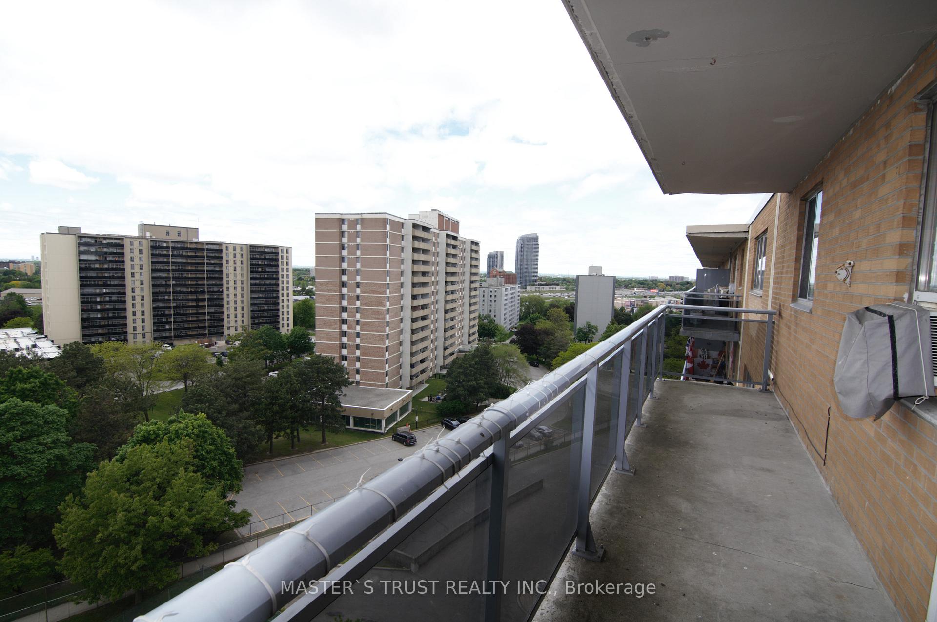 2 Bedrooms Condo at 100 Dundalk, Toronto For sale