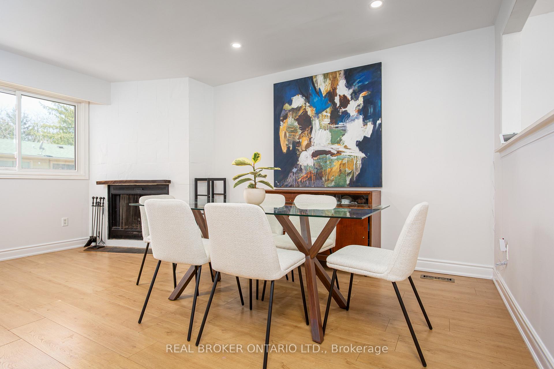 3 Bedrooms Semi-Detached at 1135 McCraney, Oakville For sale