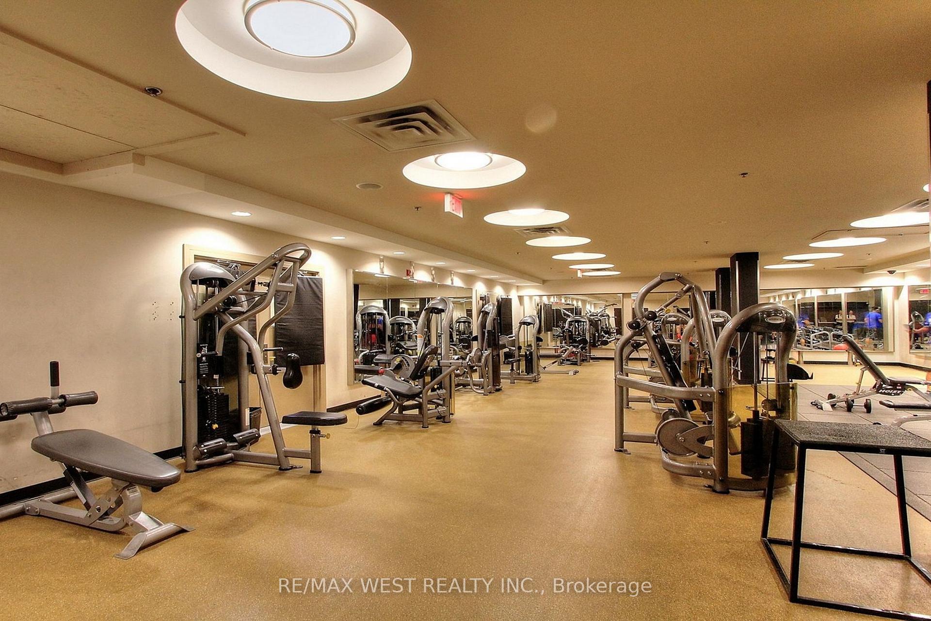2 Bedrooms Condo at 80 Absolute, Mississauga For sale