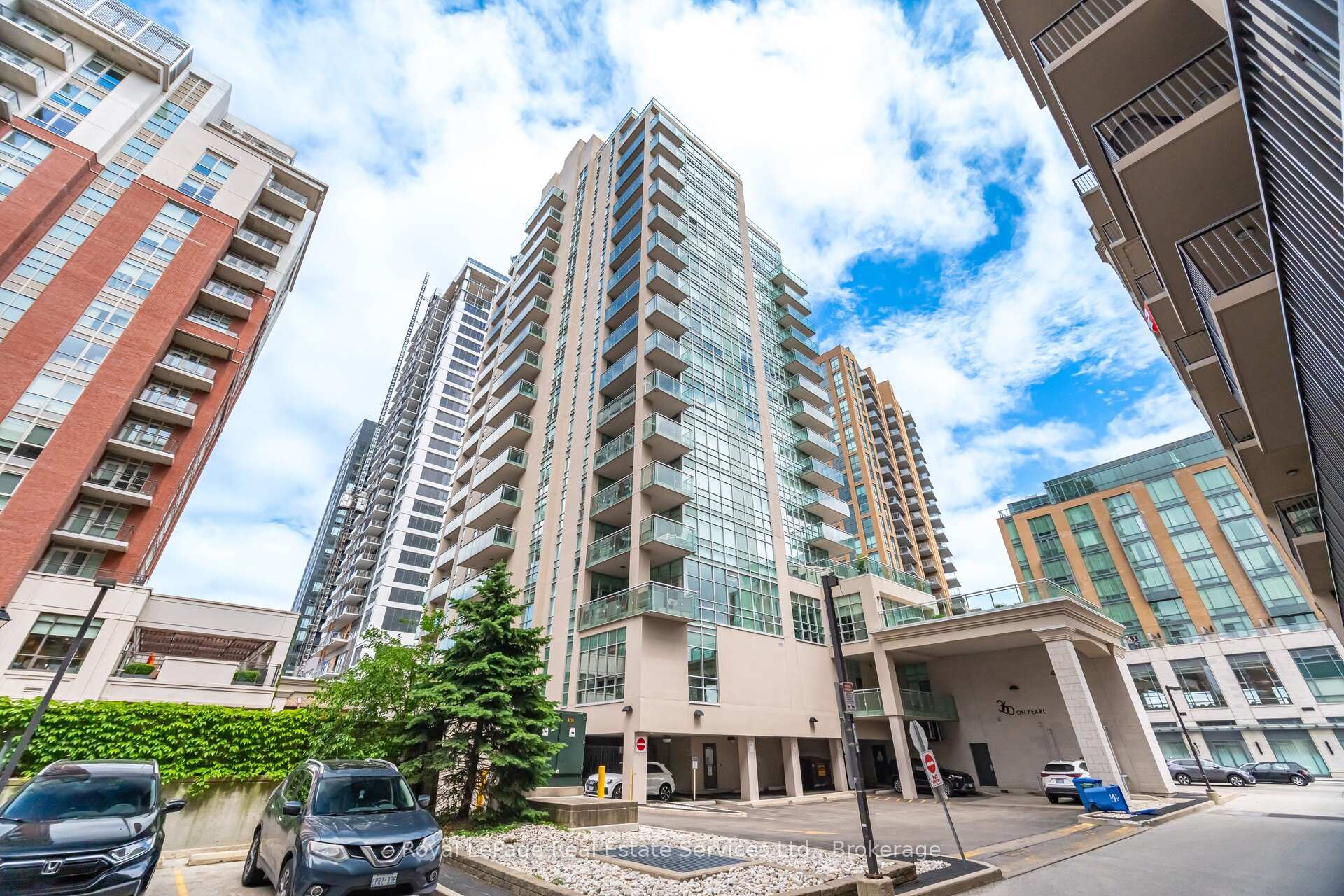 2 Bedrooms Condo at 360 Pearl, Burlington For sale