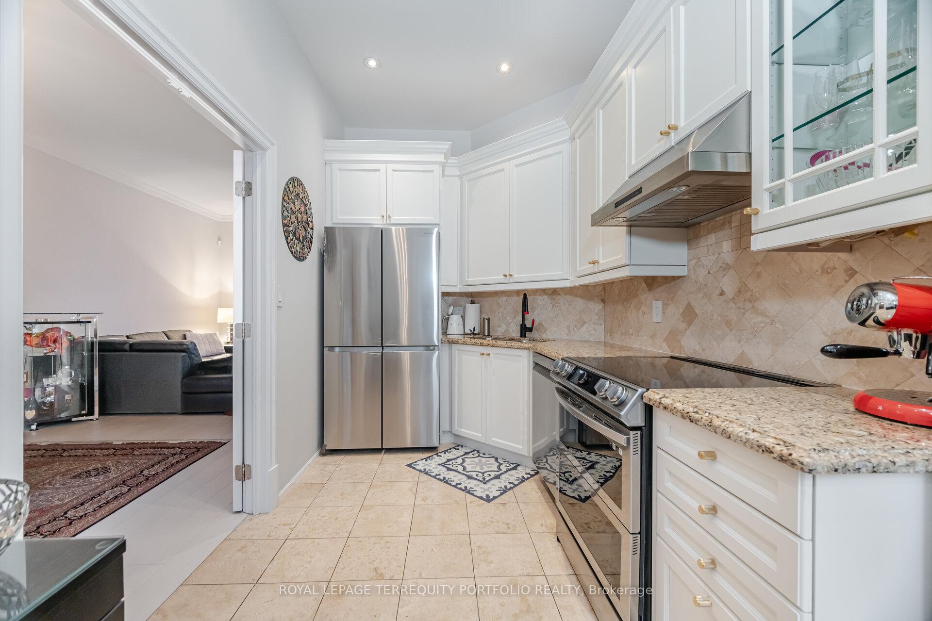 4 Bedrooms Condo at 51 York Mills,  Toronto For sale