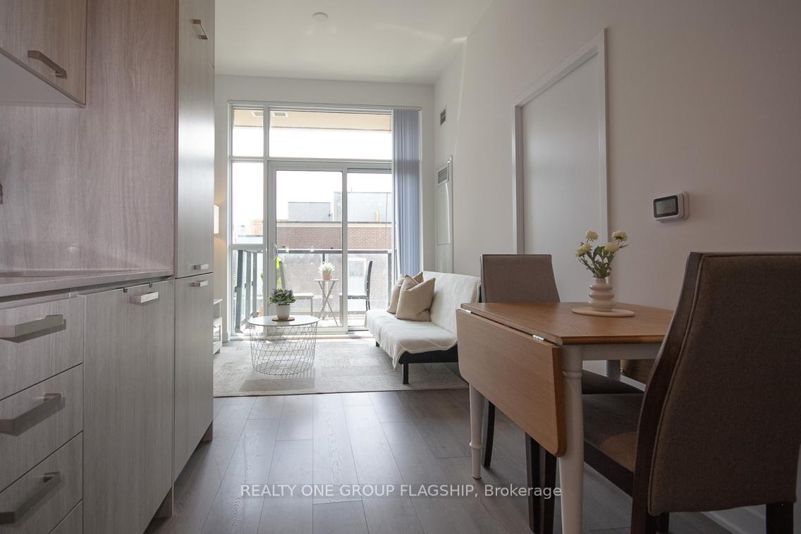 2 Bedrooms Condo at 38 Honeycrisp, Vaughan For sale