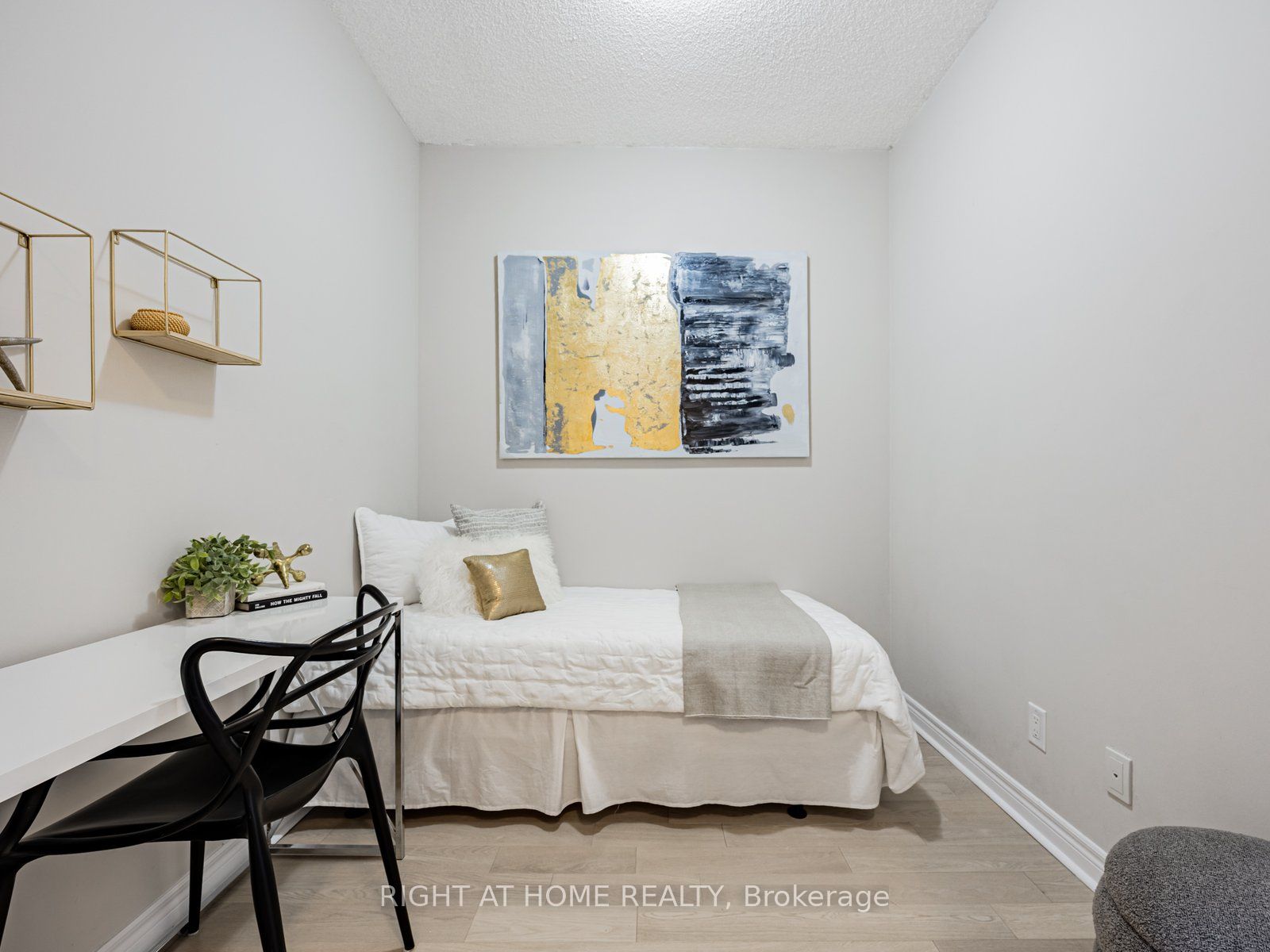 2756 Old Leslie Street, #811