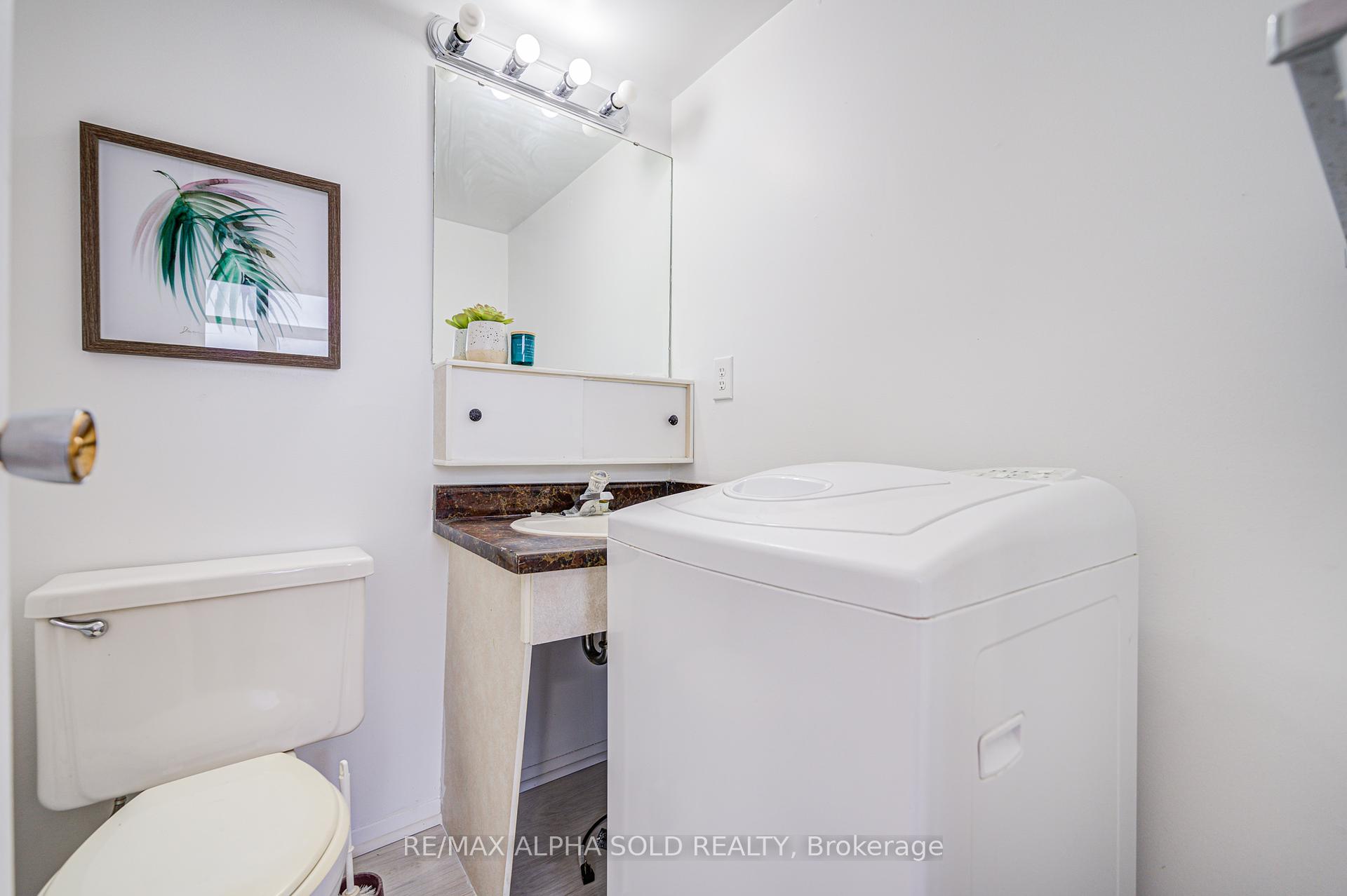 3 Bedrooms Condo at 100 Echo Point, Toronto For sale