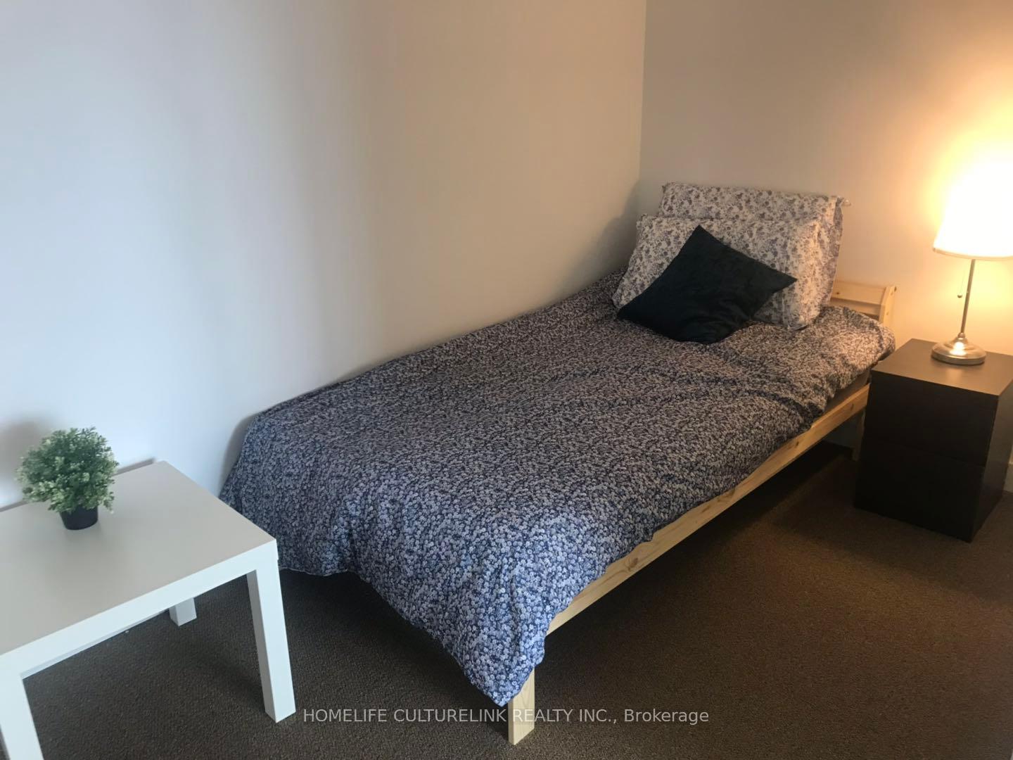 2 Bedrooms Condo at 160 Flemington, Toronto For sale