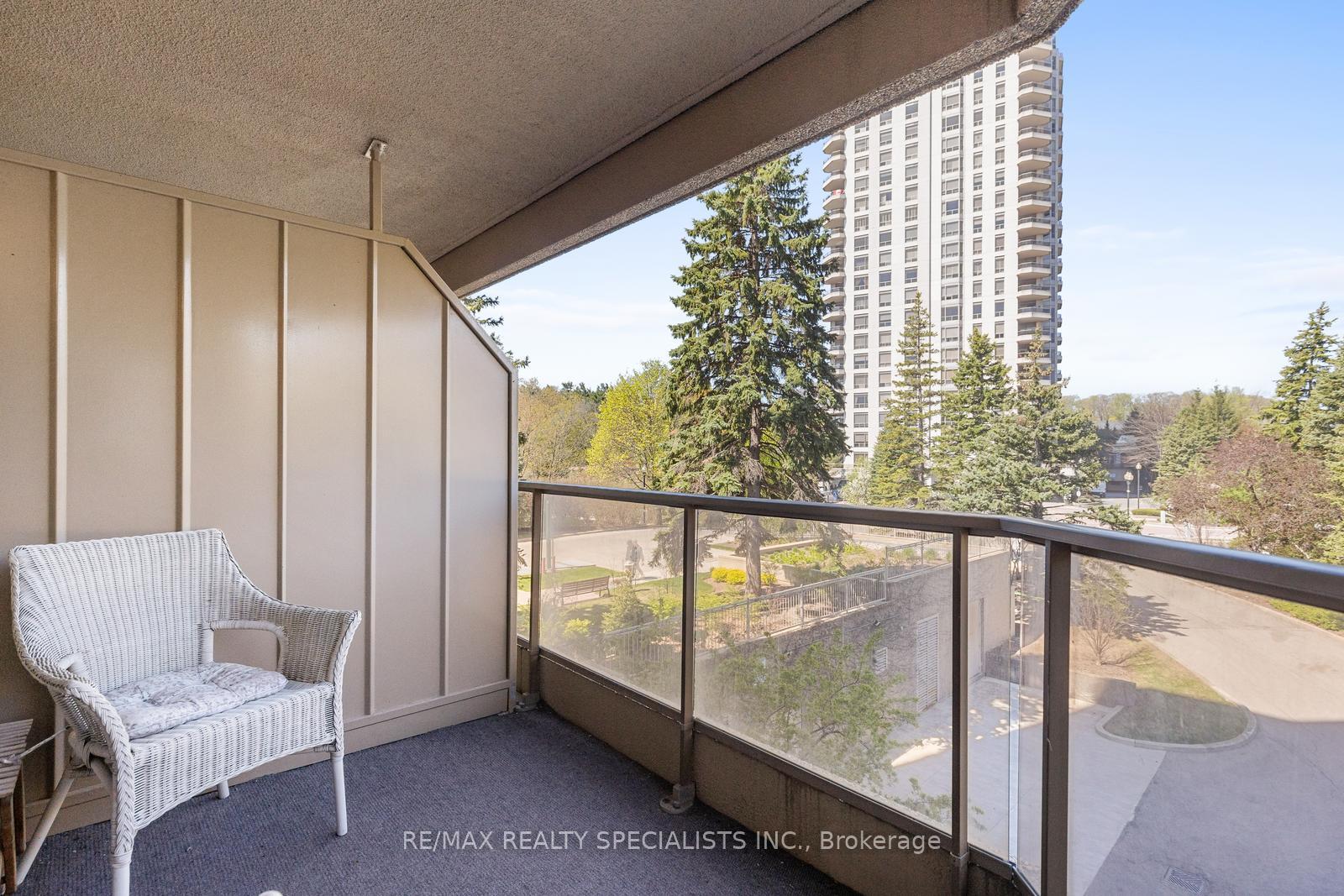 2 Bedrooms Condo at 1800 The Collegeway, Mississauga For sale