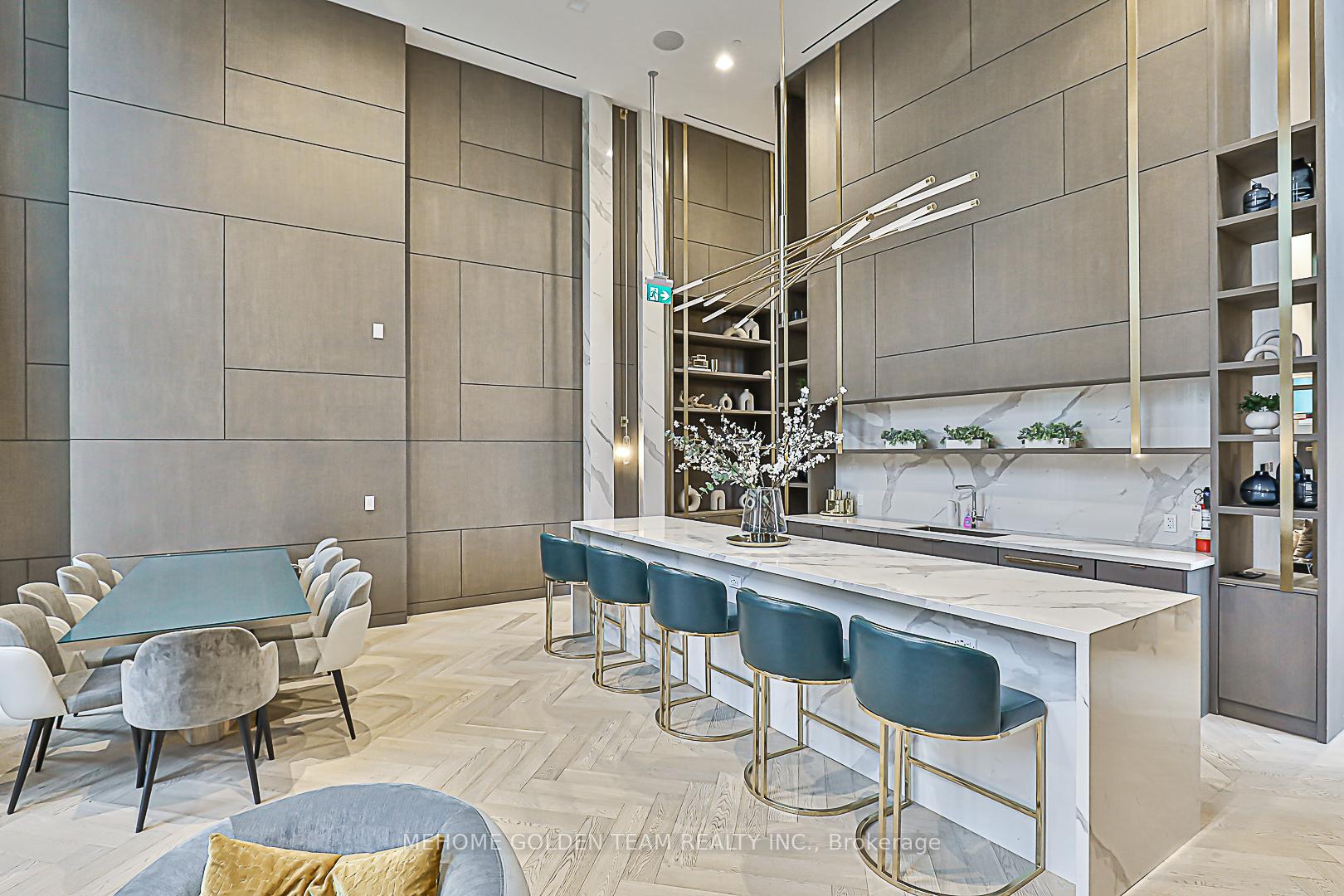 3 Bedrooms Condo at 15 Holmes, Toronto For sale