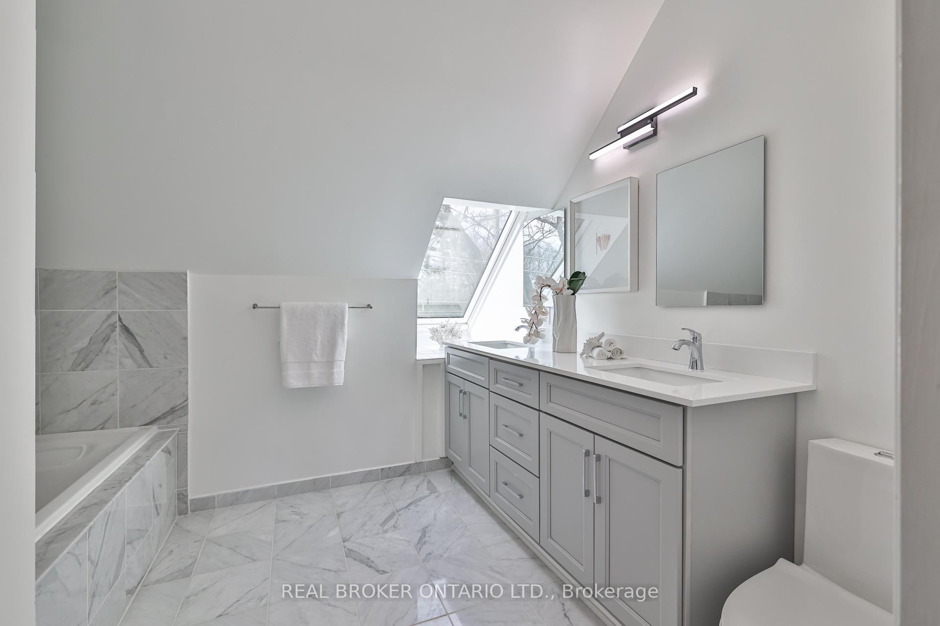 2 Bedrooms Condo at 195 Poplar Plains, Toronto For sale