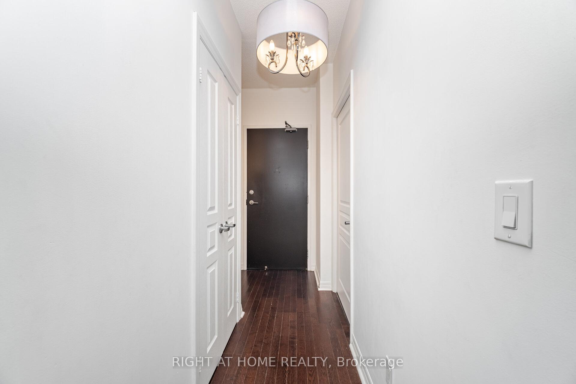2 Bedrooms Condo at 225 Webb, Mississauga For sale