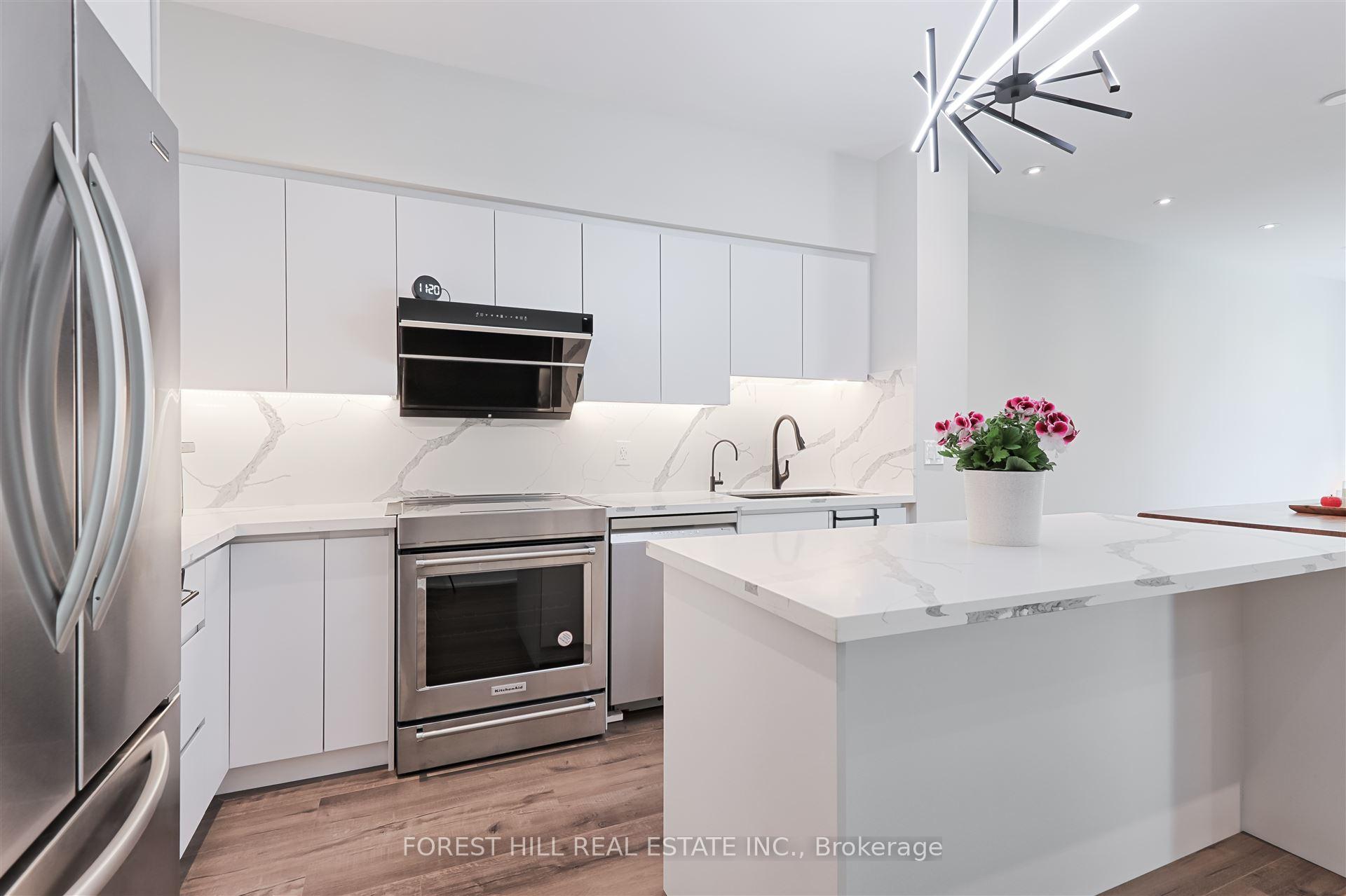 4 Bedrooms Condo at 35 Brian Peck, Toronto For sale