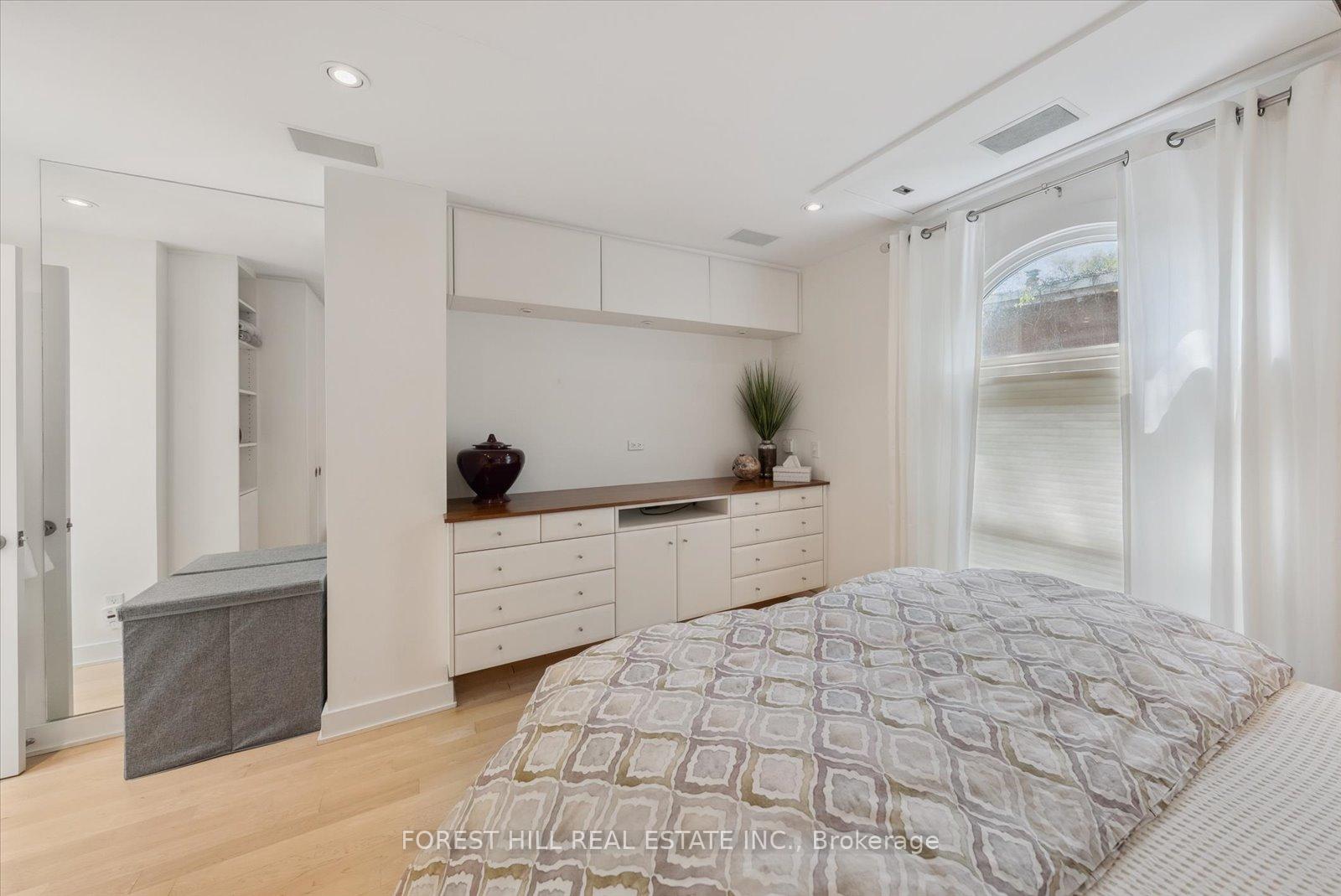3 Bedrooms Condo at 10 Buller, Toronto For sale