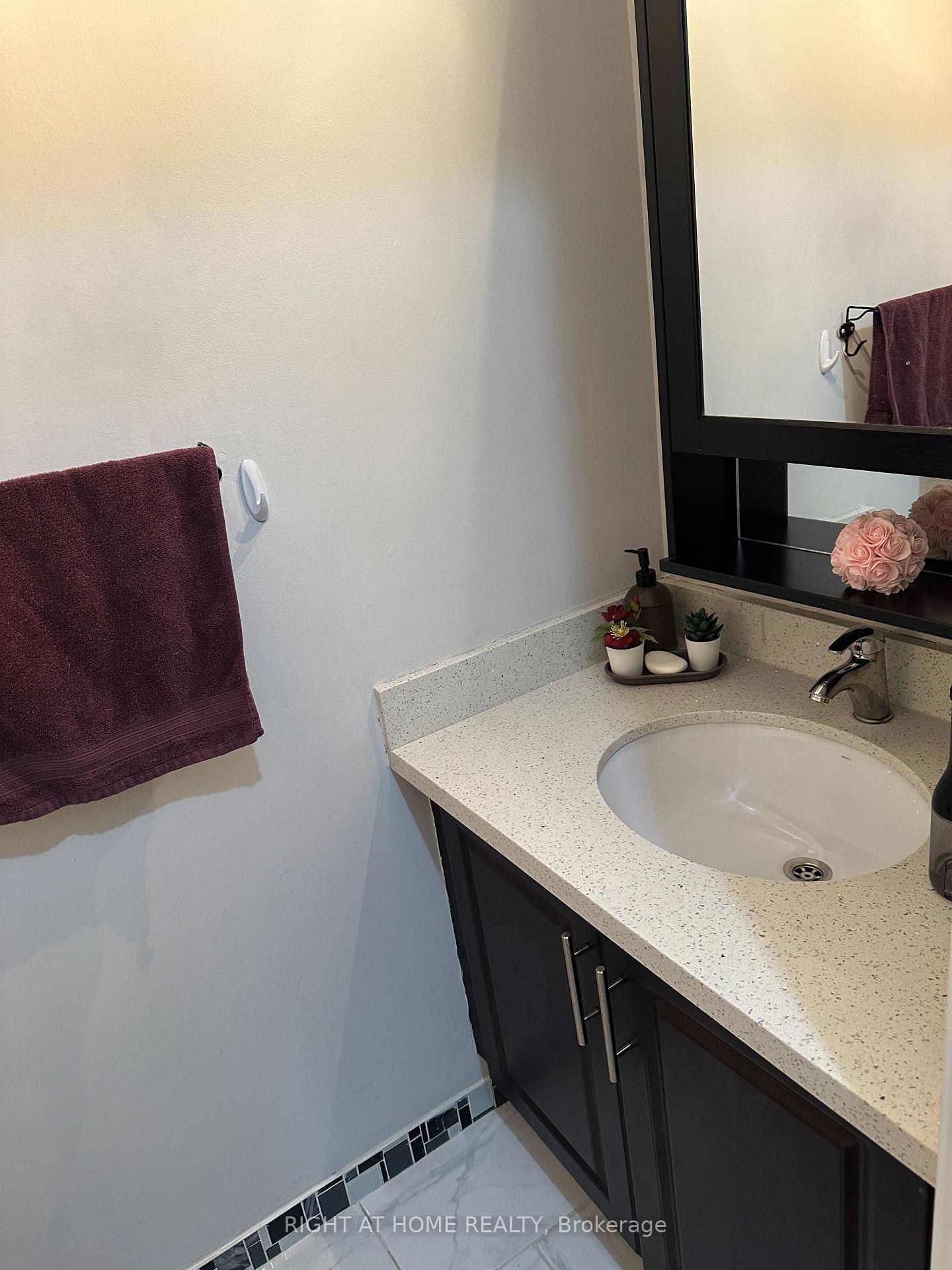 3 Bedrooms Condo at 300 Webb,  Mississauga For sale
