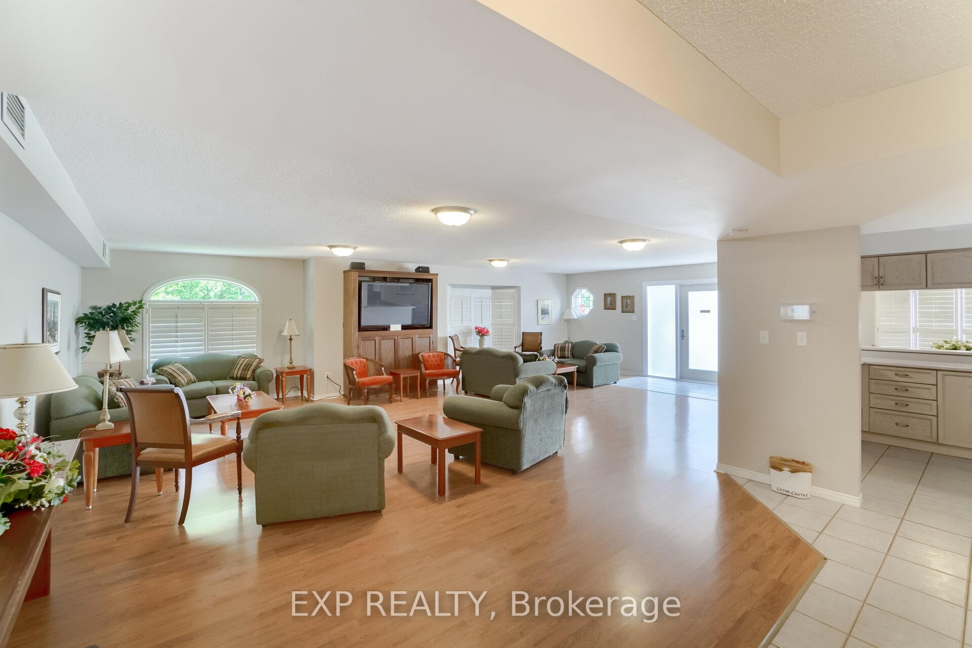 2 Bedrooms Condo at 216 Plains, Burlington For sale