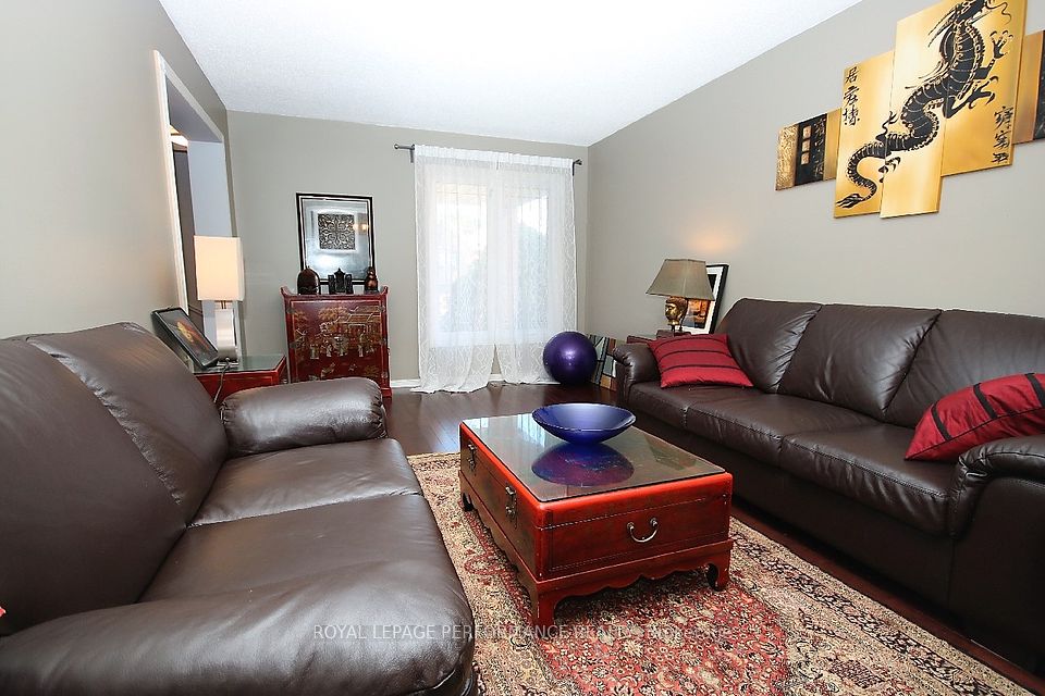 16 Inwood Drive, Kanata, ON K2M 1Z5