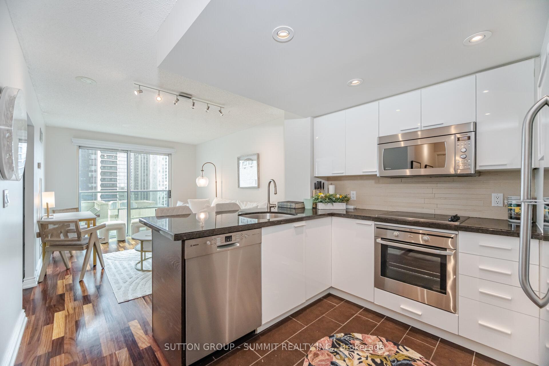 2 Bedrooms Condo at 8 Park, Toronto For sale