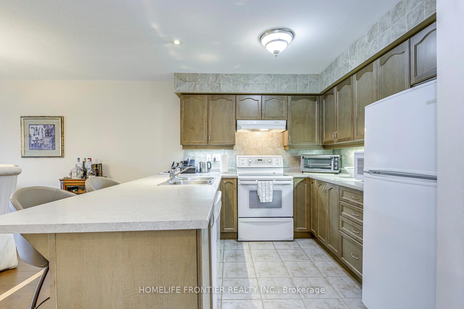 4 Bedrooms Condo at 90 Oakhampton,  Hamilton For sale