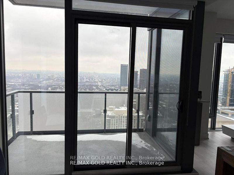 2 Bedrooms Condo at 8 Cumberland, Toronto For sale