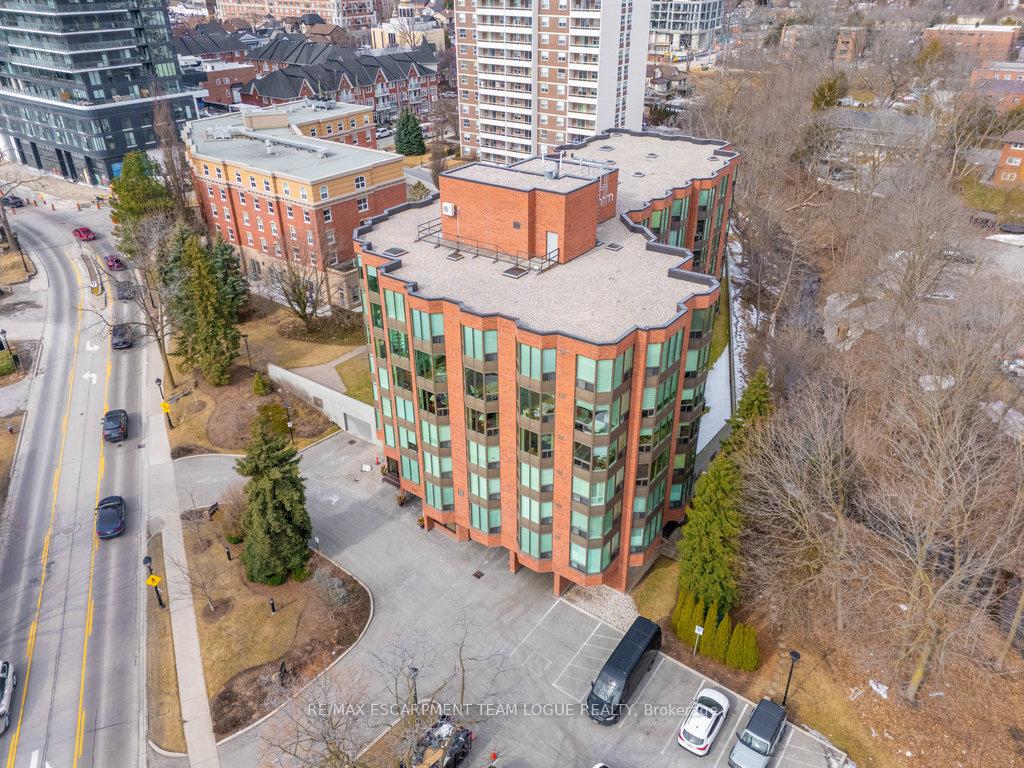2 Bedrooms Condo at 2121 Lakeshore,  Burlington For sale