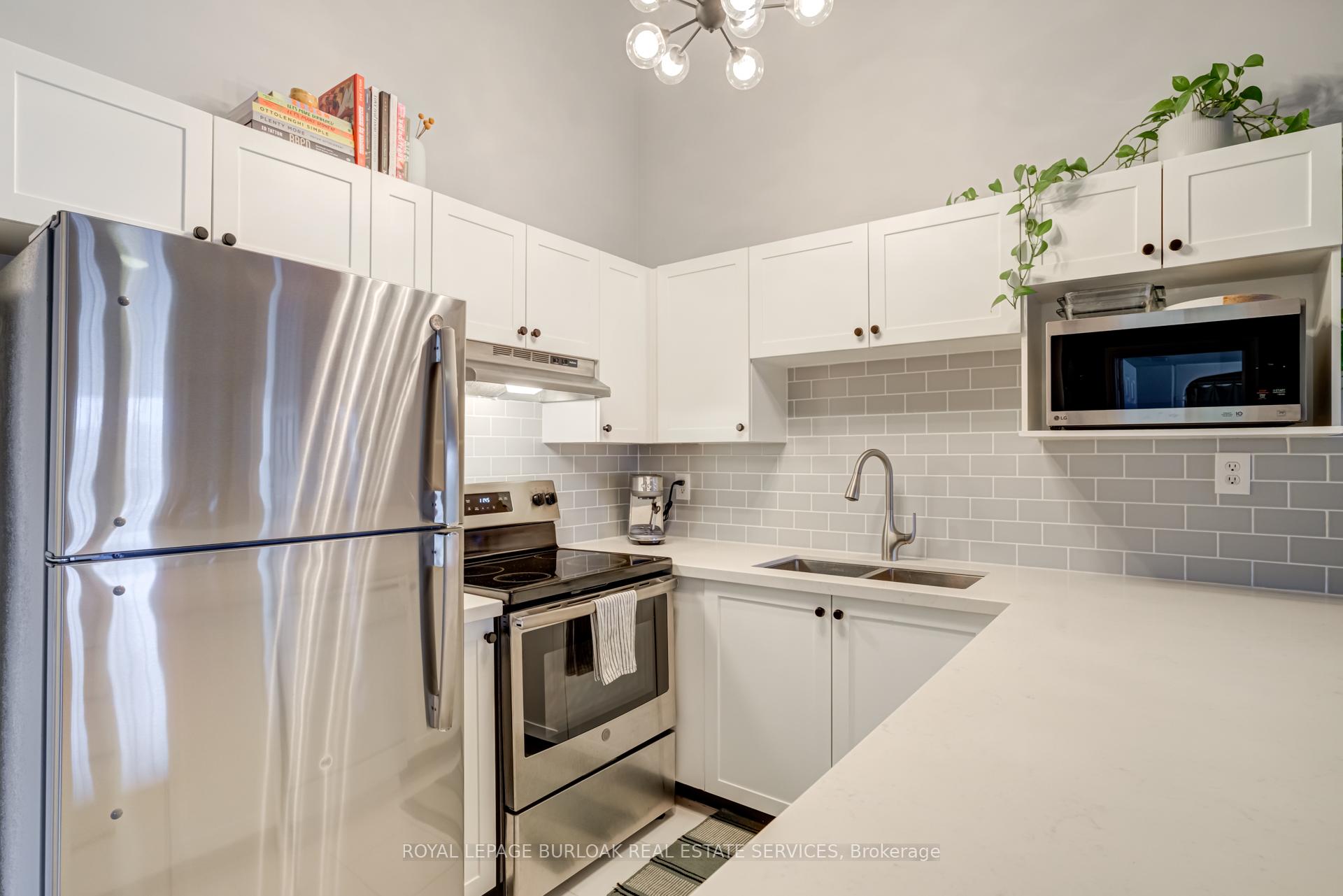 2 Bedrooms Condo at 4003 Kilmer, Burlington For sale