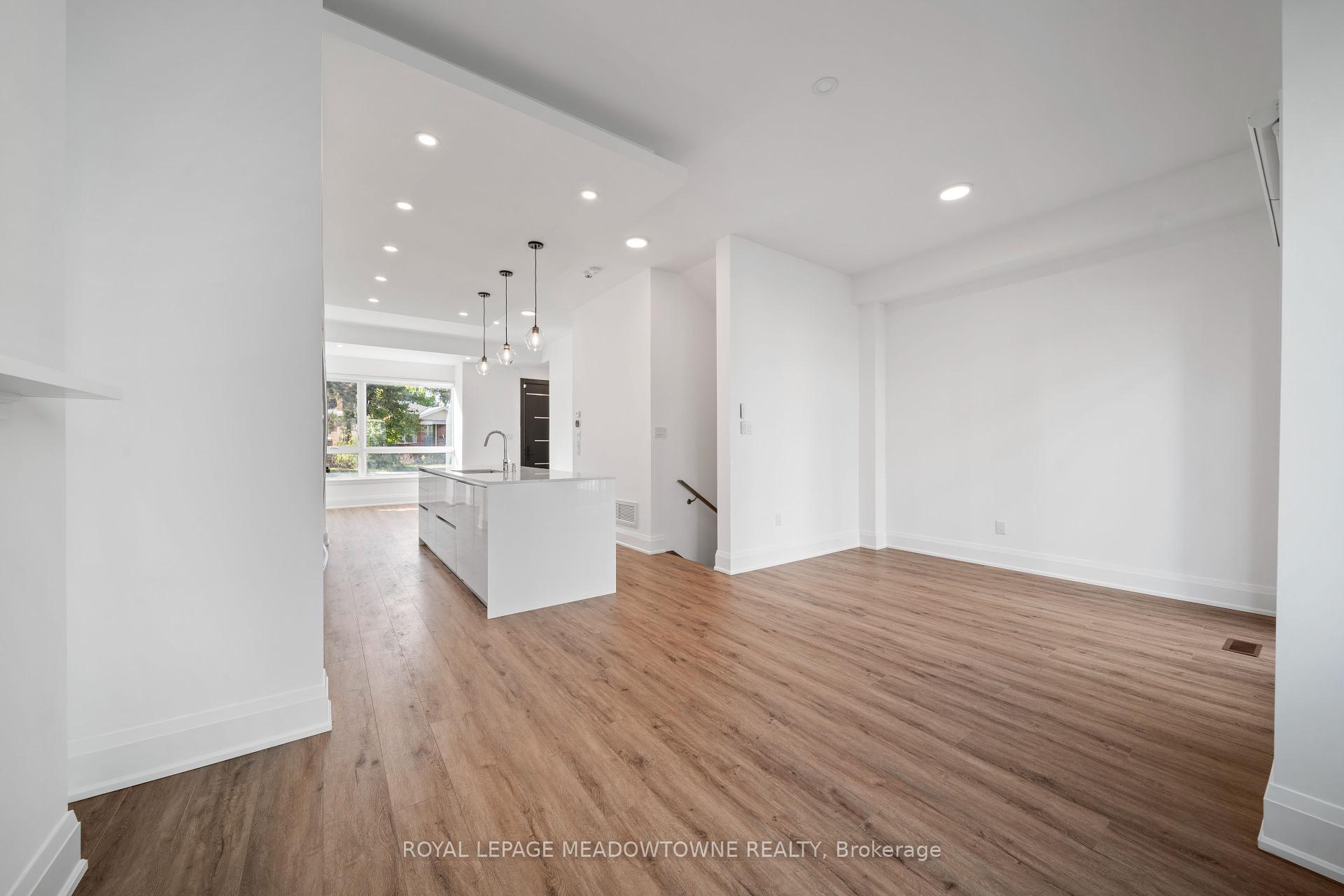 4 Bedrooms Condo at 121 High, Mississauga For sale