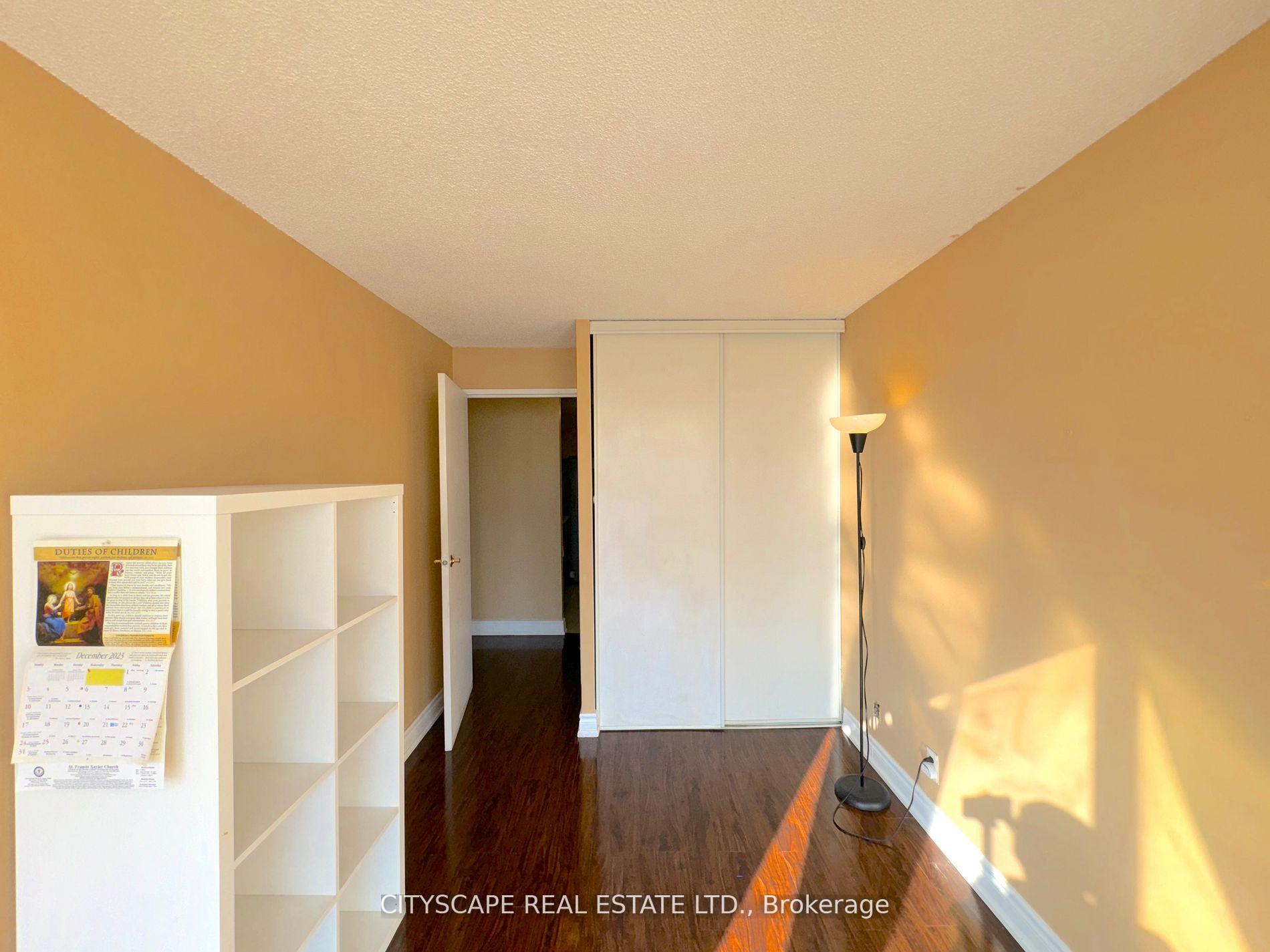 2 Bedrooms Condo at 25 Trailwood, Mississauga For sale