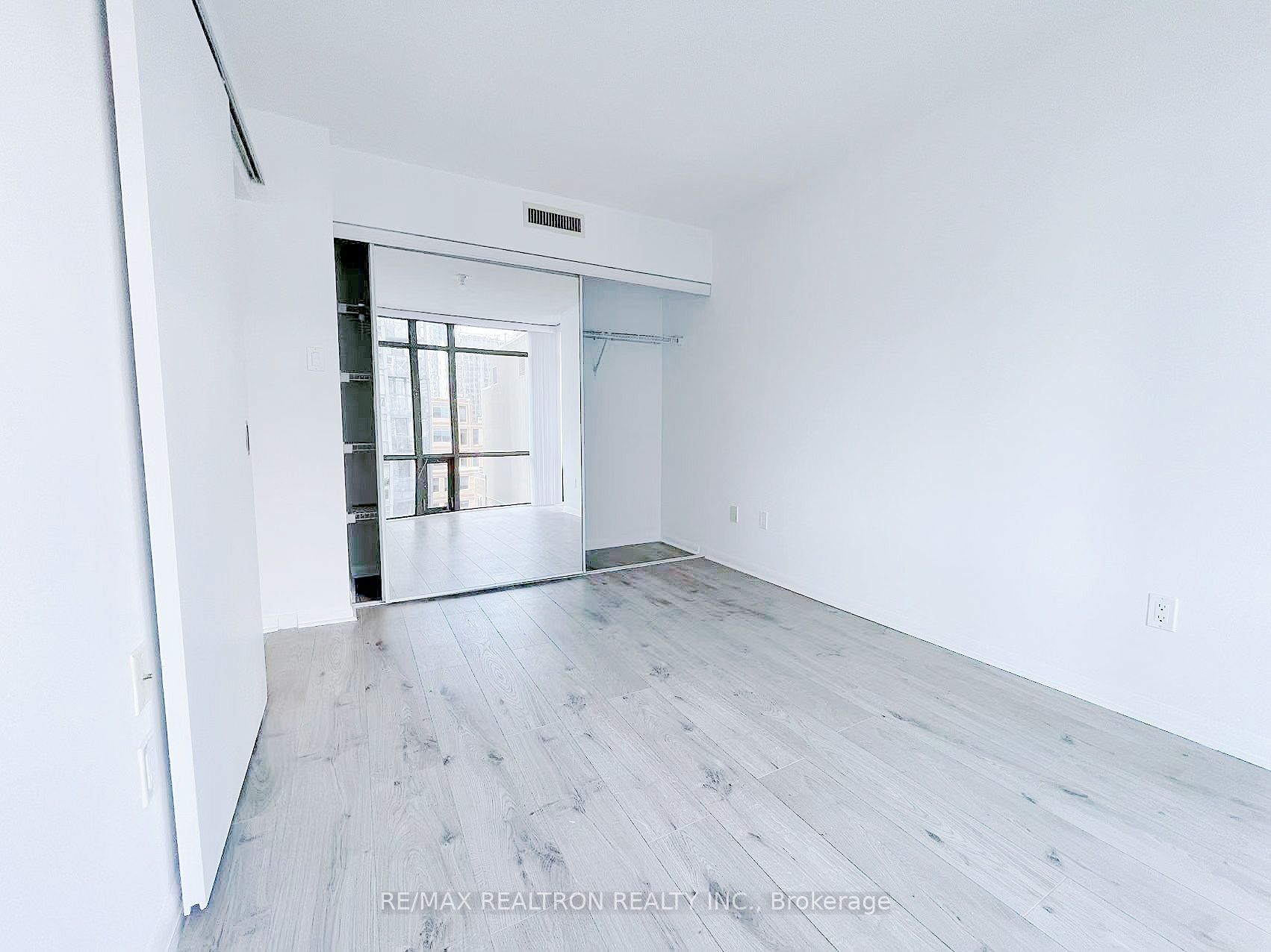 37 Grosvenor Street, #1009