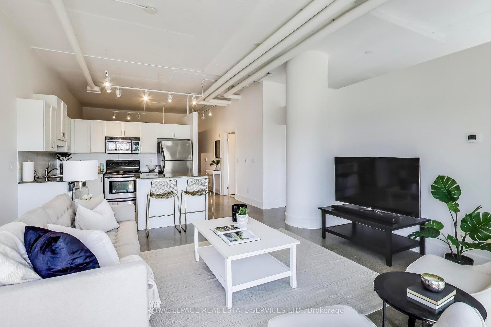 2 Bedrooms Condo at 2 Fieldway,  Toronto For sale