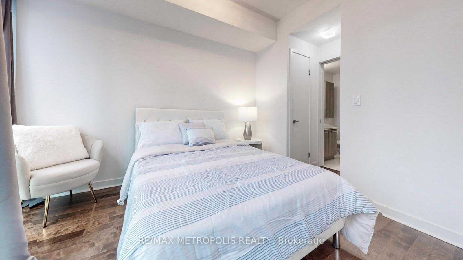2 Bedrooms Condo at 12 York,  Toronto For sale
