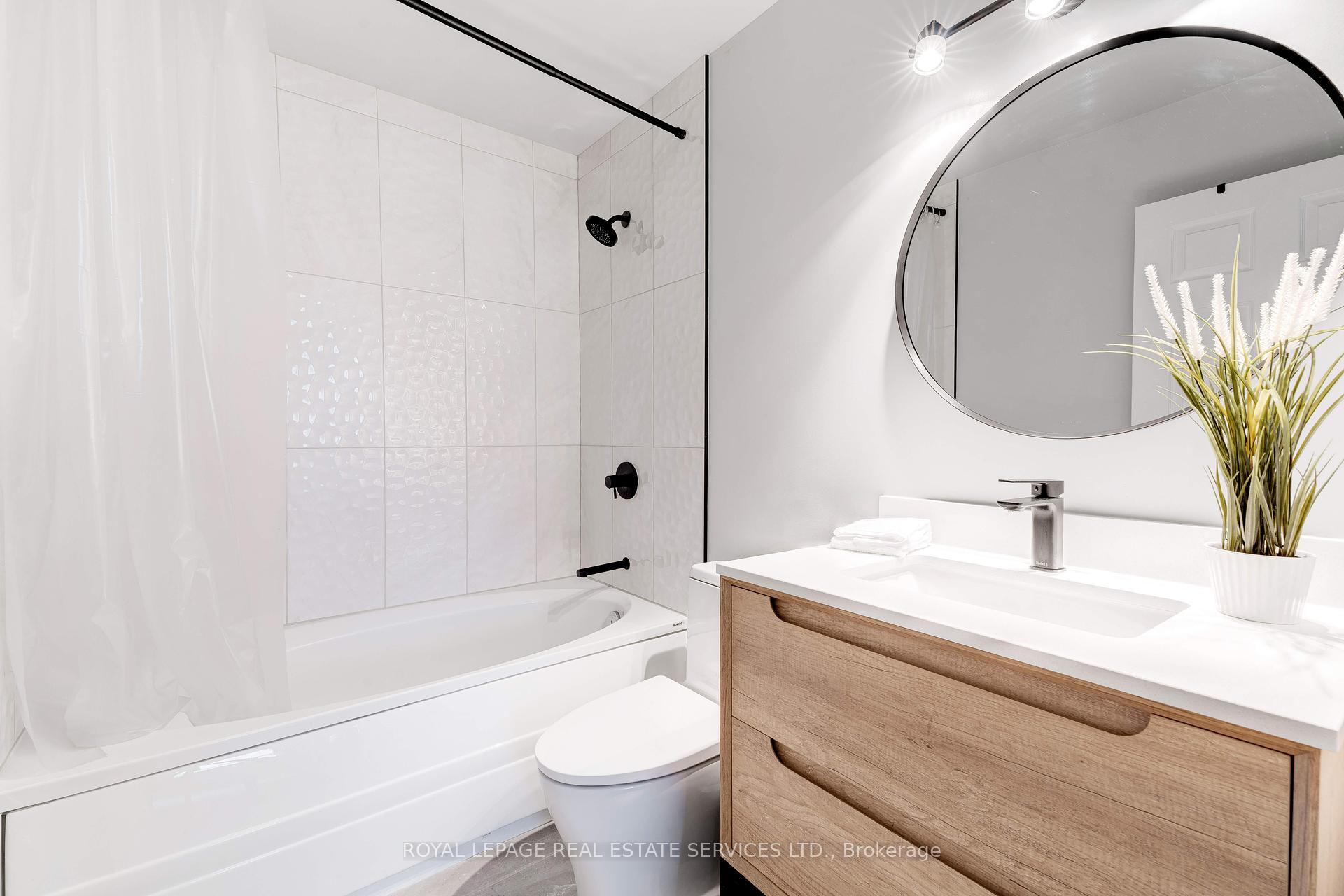 2 Bedrooms Condo at 2511 Lakeshore,  Oakville For sale