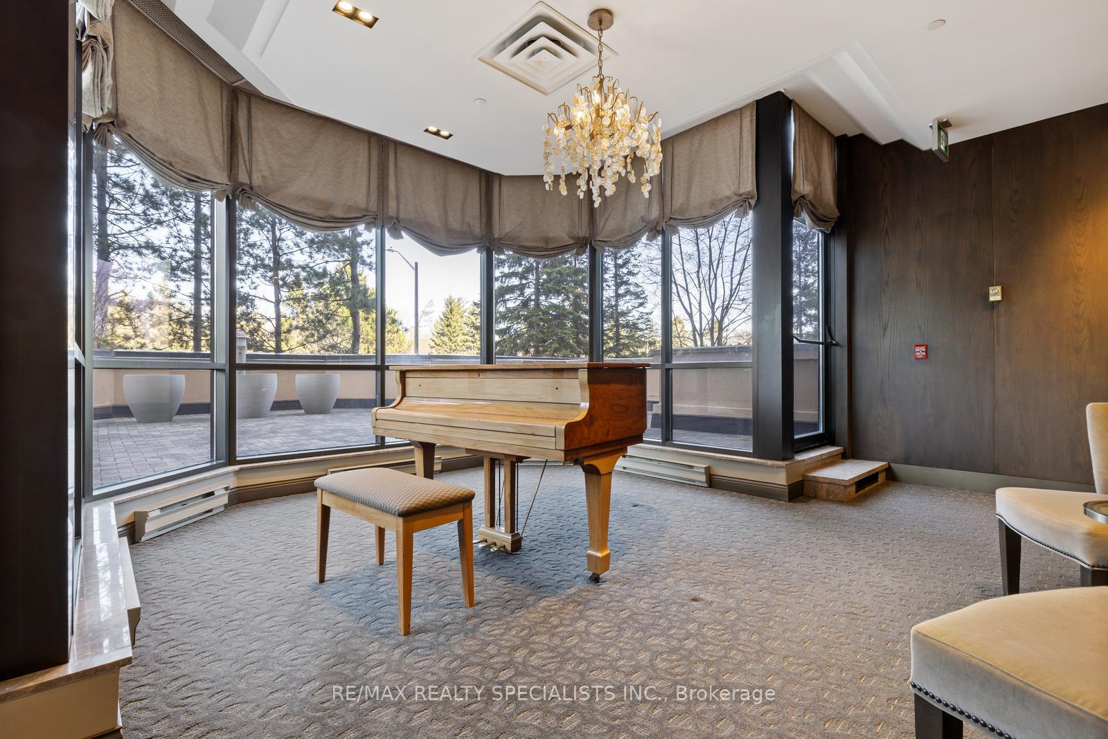 2 Bedrooms Condo at 1800 The Collegeway, Mississauga For sale