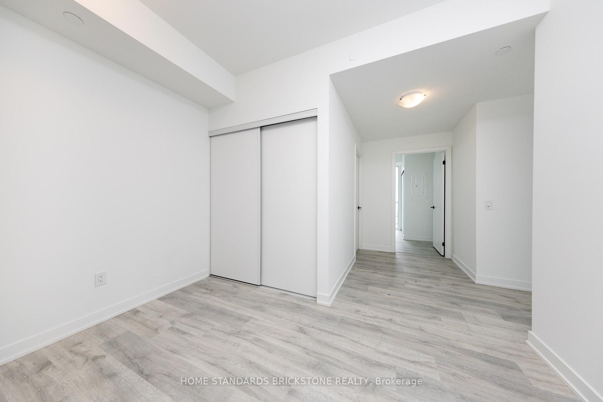 3 Bedrooms Condo at 220 Missinnihe, Mississauga For sale
